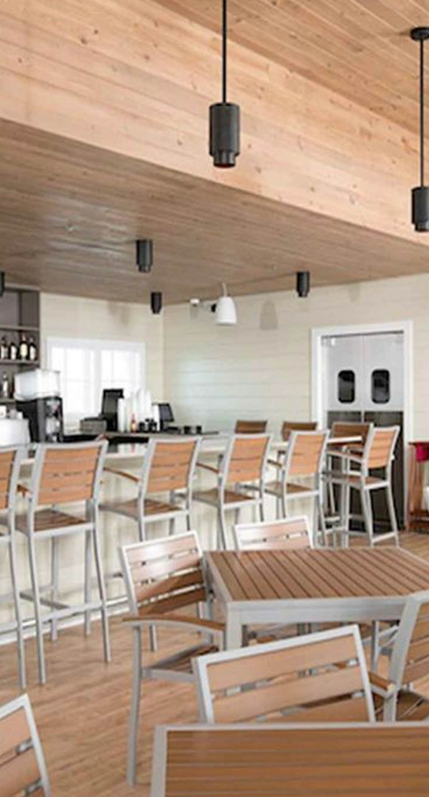 Dog-friendly townhouse with private beach, hot tub, pool, tennis, golf, gym, AC