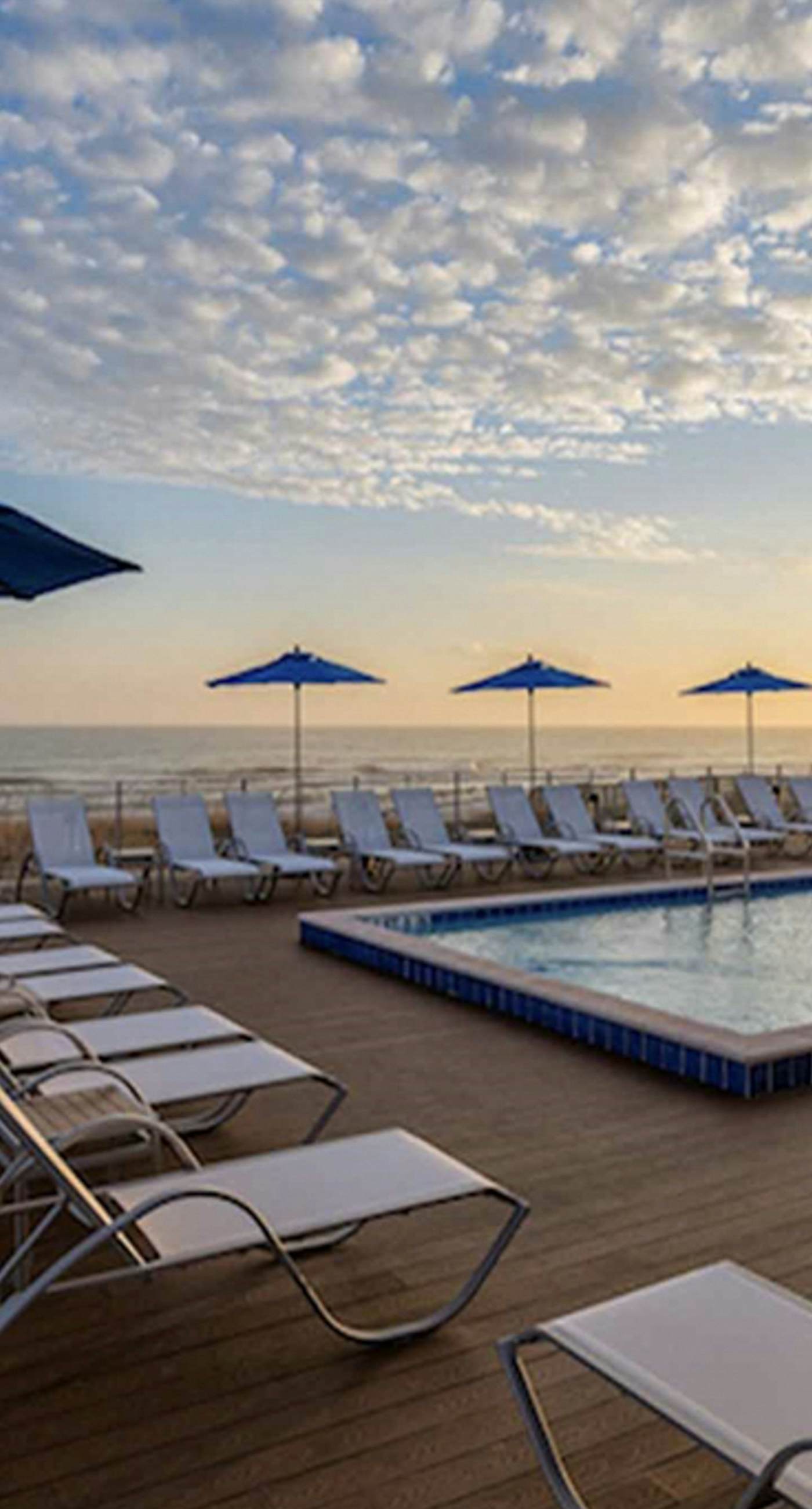 Dog-friendly townhouse with private beach, hot tub, pool, tennis, golf, gym, AC