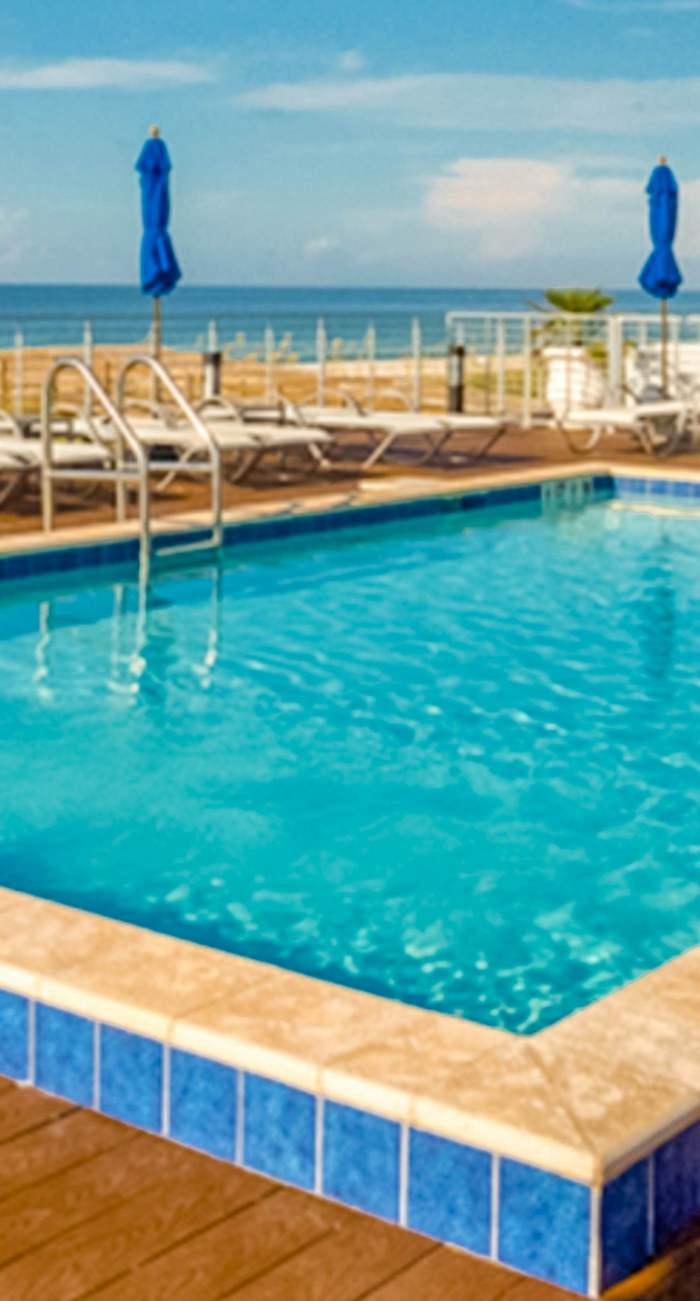 Dog-friendly townhouse with private beach, hot tub, pool, tennis, golf, gym, AC