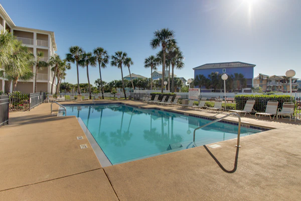 Modern beach condo with pool, hot tub, well-equipped kitchen, balcony, & W&D