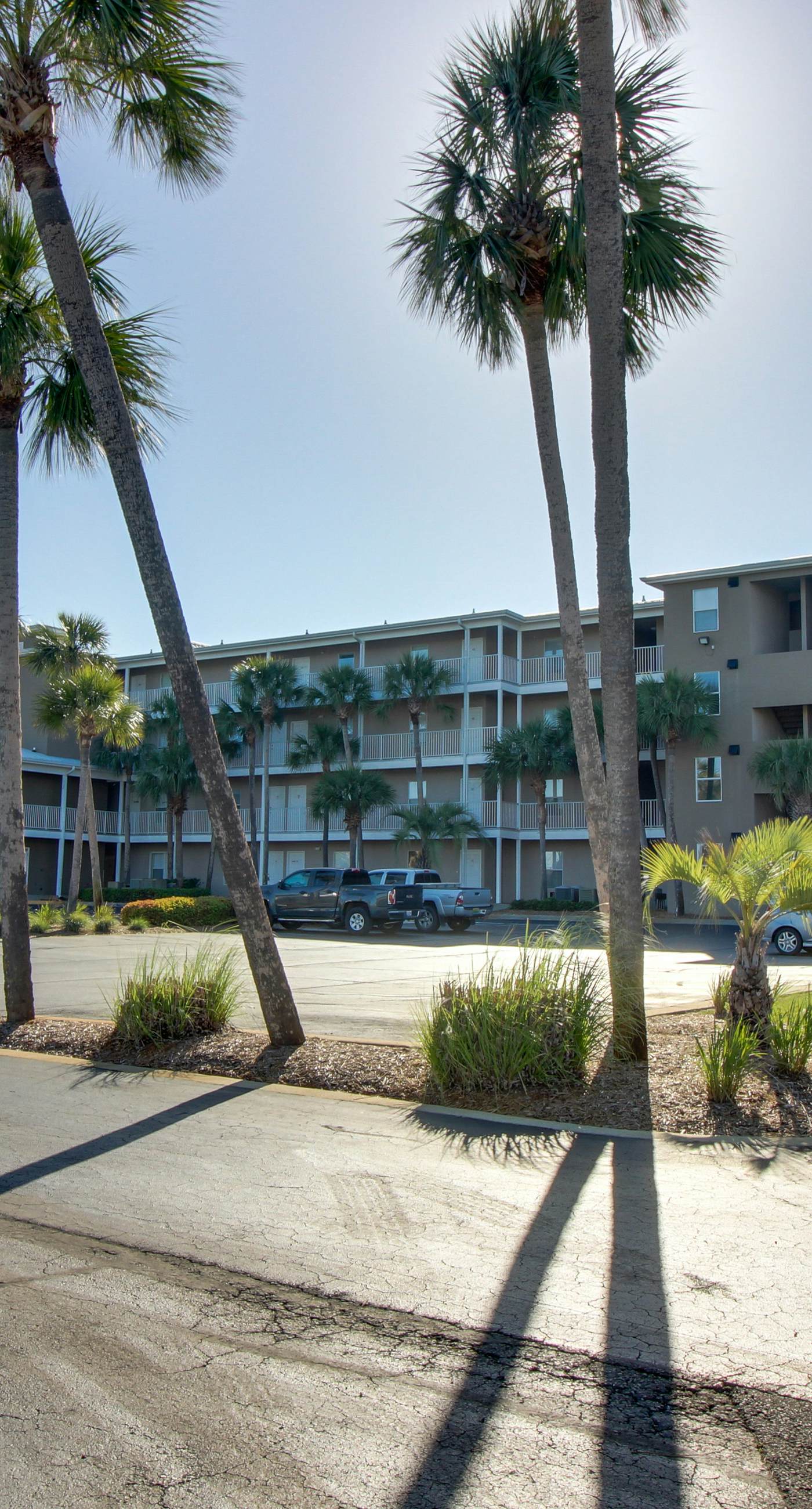 Modern beach condo with pool, hot tub, well-equipped kitchen, balcony, & W&D