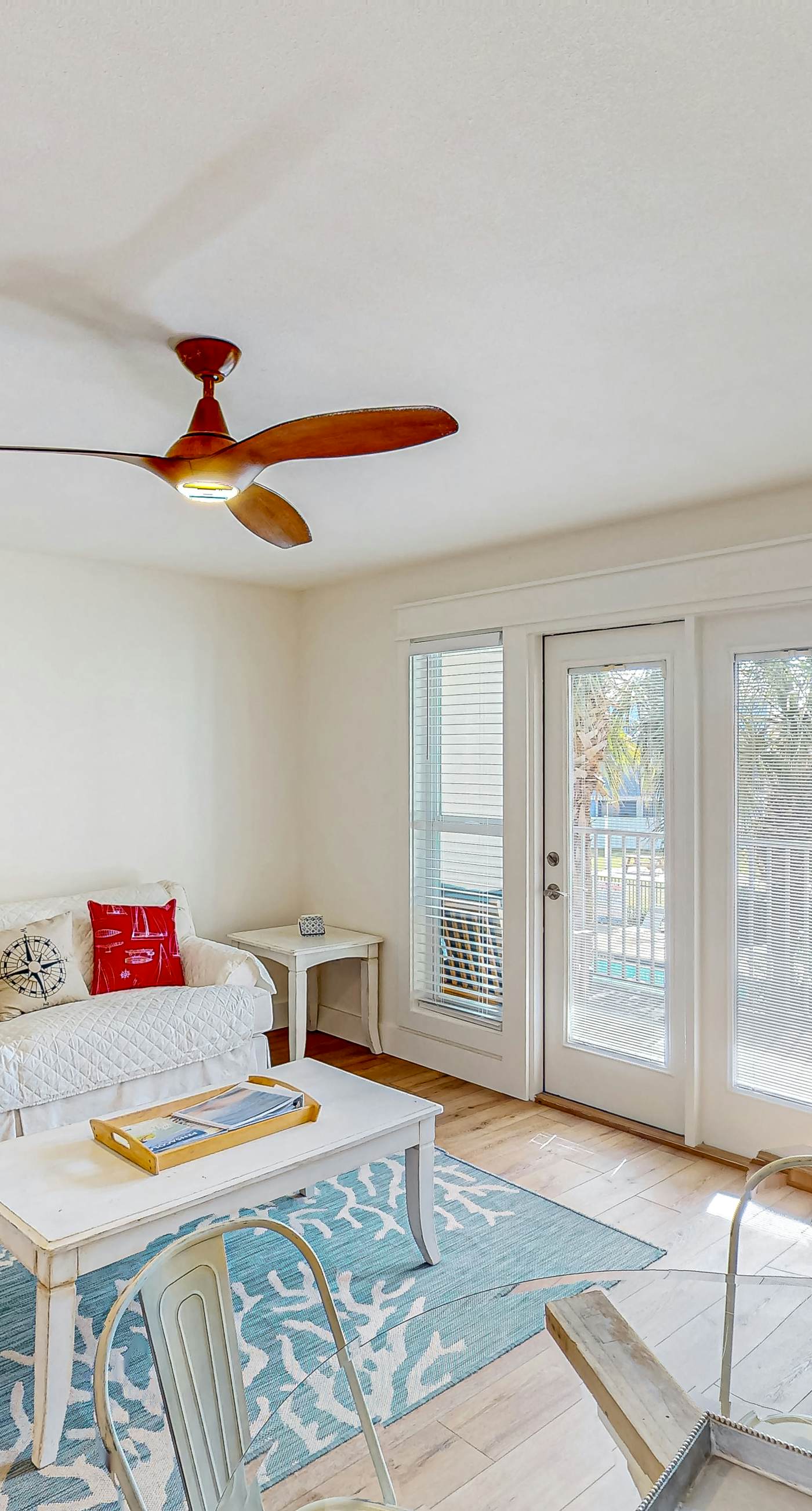 Modern beach condo with pool, hot tub, well-equipped kitchen, balcony, & W&D