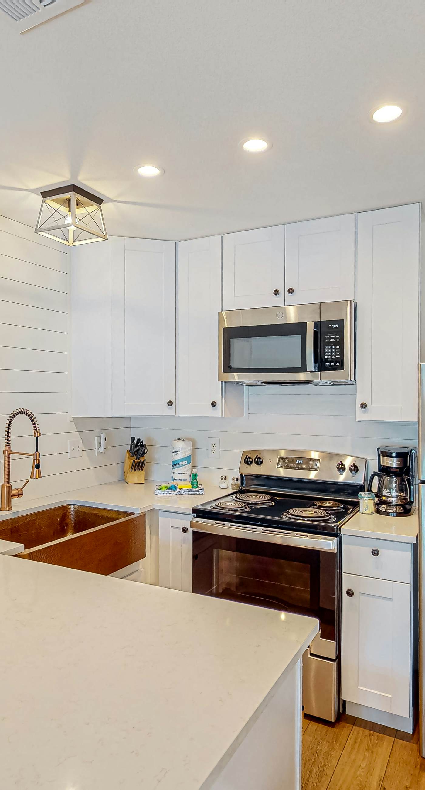 Modern beach condo with pool, hot tub, well-equipped kitchen, balcony, & W&D