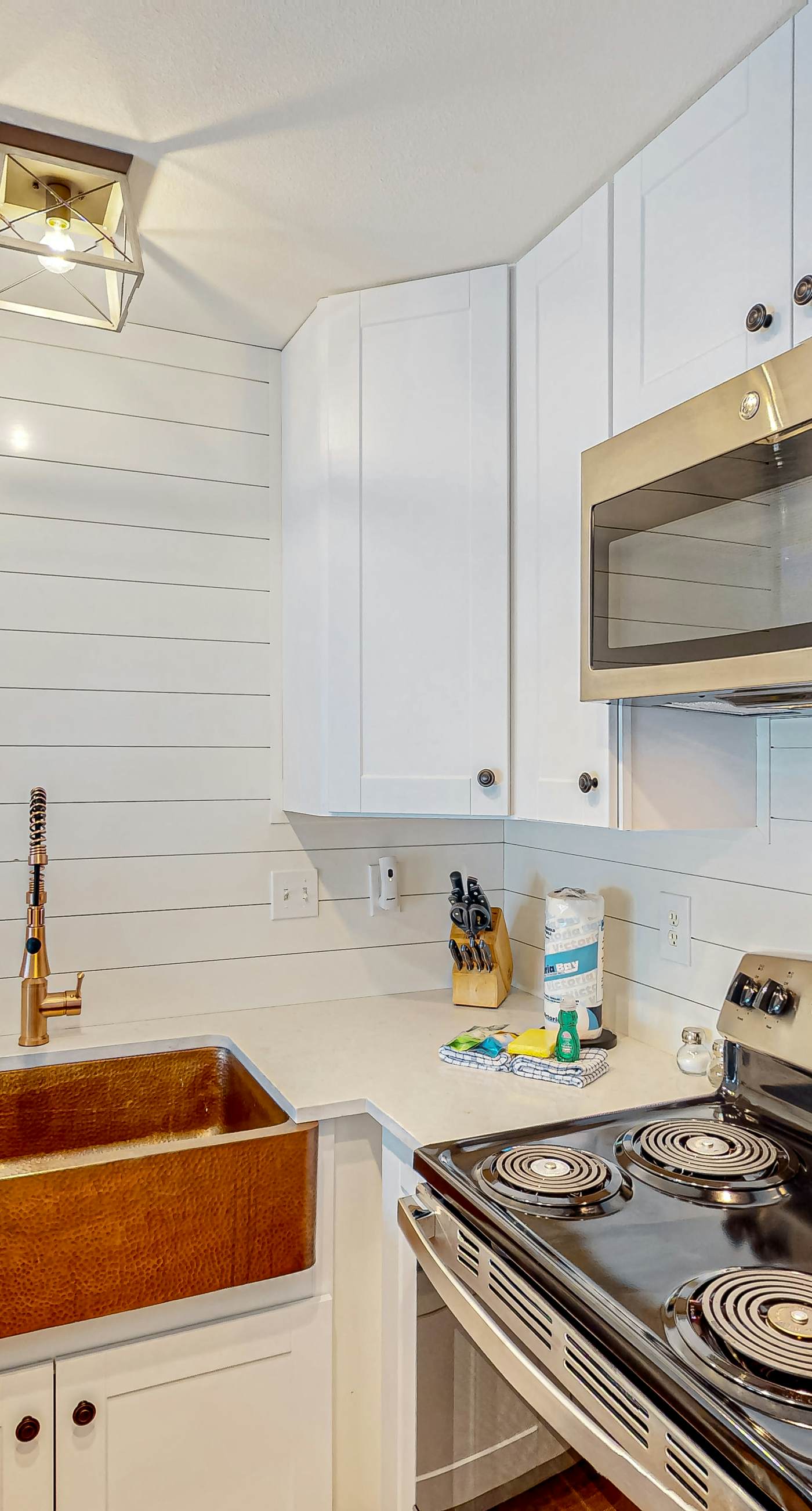 Modern beach condo with pool, hot tub, well-equipped kitchen, balcony, & W&D