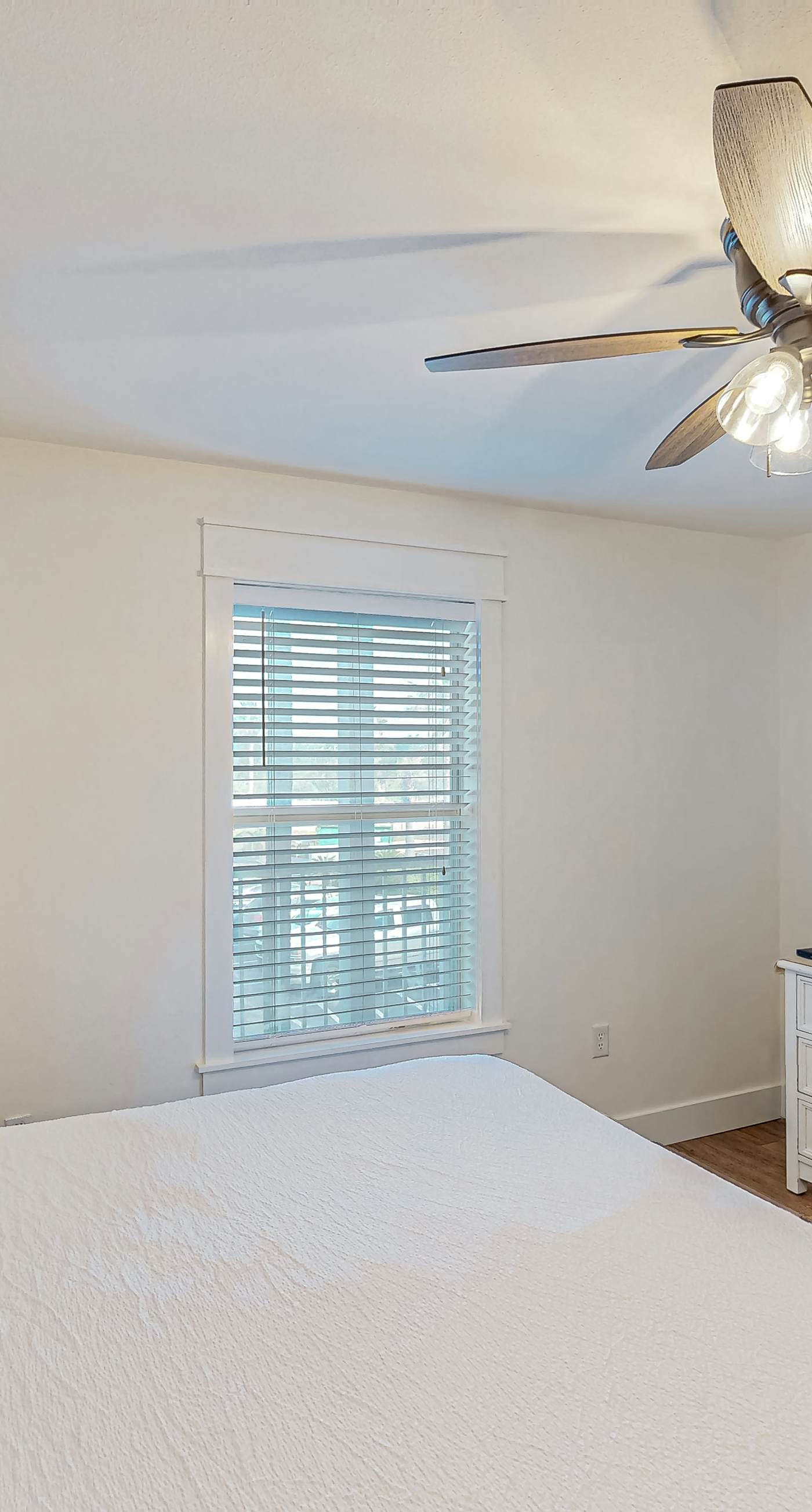 Modern beach condo with pool, hot tub, well-equipped kitchen, balcony, & W&D