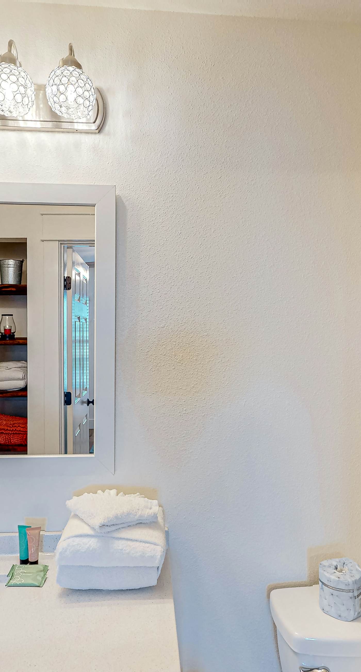 Modern beach condo with pool, hot tub, well-equipped kitchen, balcony, & W&D