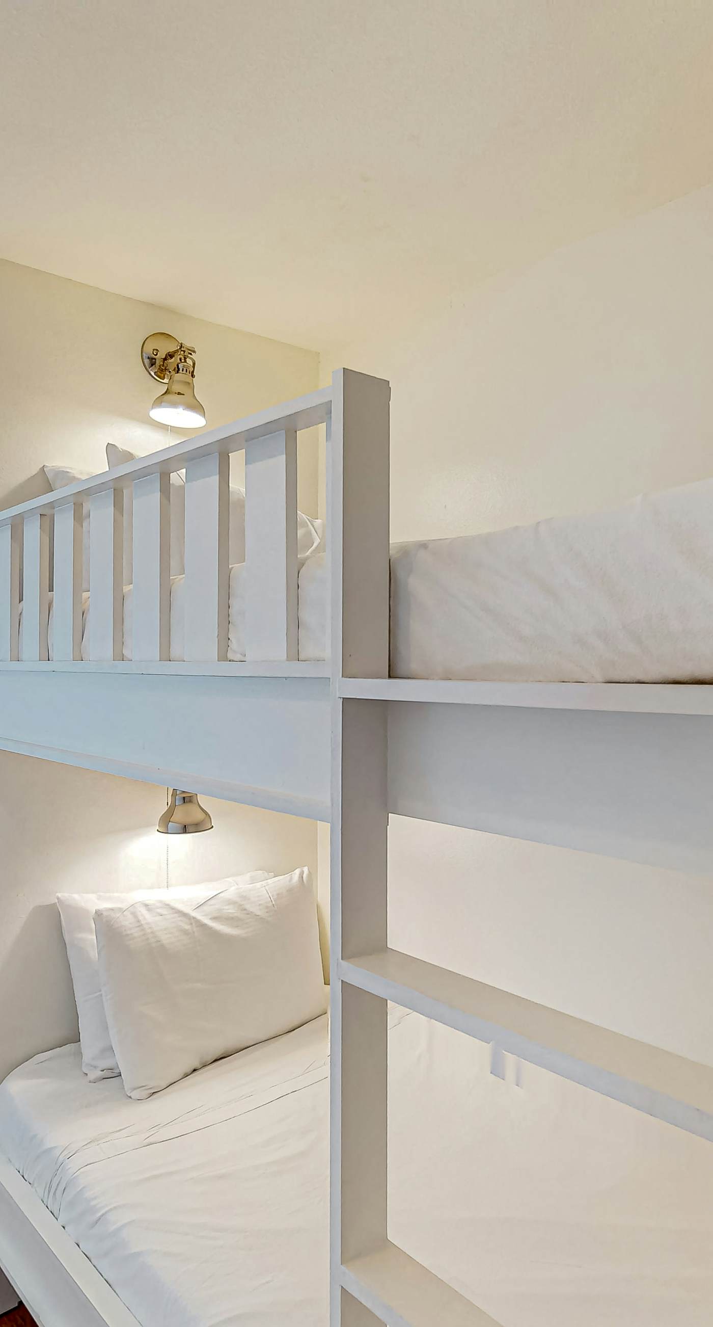 Modern beach condo with pool, hot tub, well-equipped kitchen, balcony, & W&D