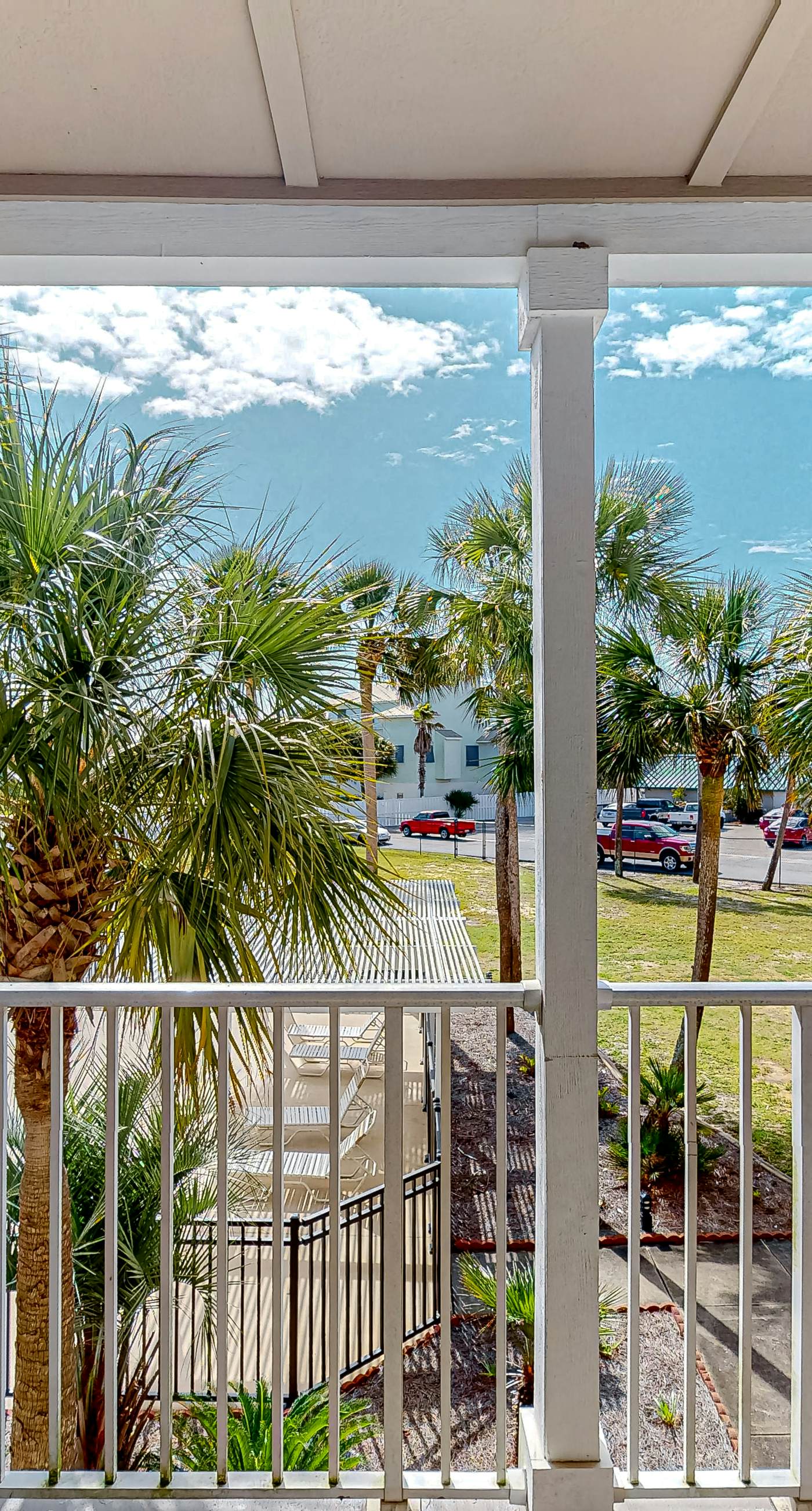 Modern beach condo with pool, hot tub, well-equipped kitchen, balcony, & W&D