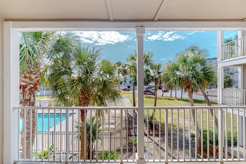 Modern beach condo with pool, hot tub, well-equipped kitchen, balcony, & W&D