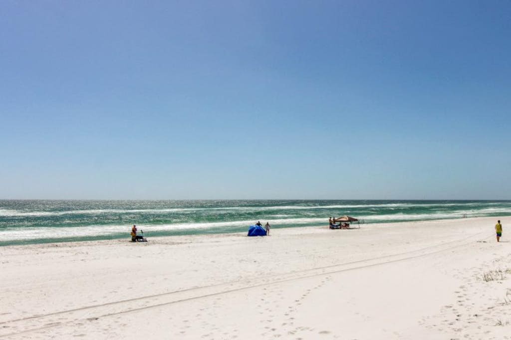 Modern beach condo with pool, hot tub, well-equipped kitchen, balcony, & W&D