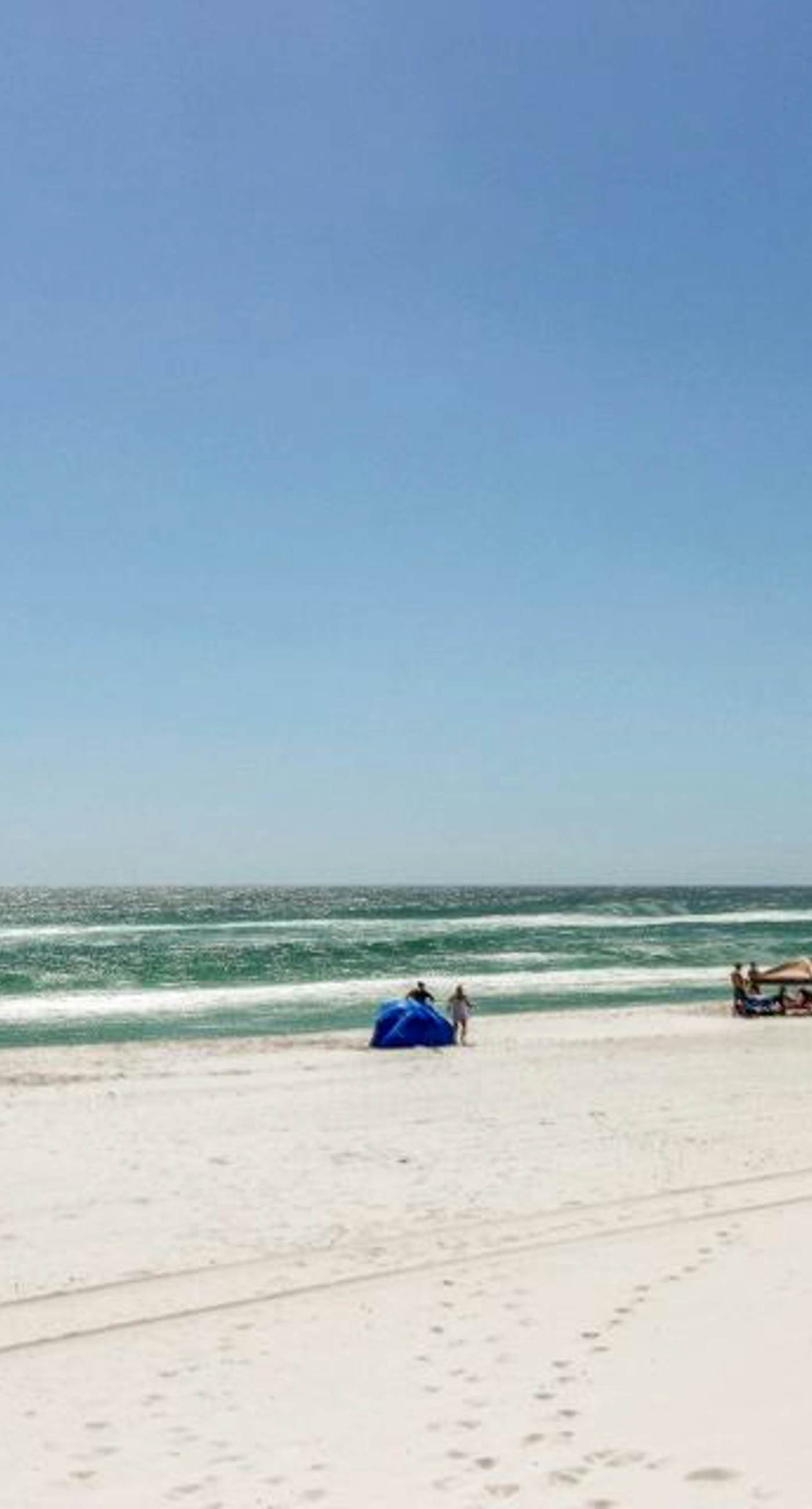 Modern beach condo with pool, hot tub, well-equipped kitchen, balcony, & W&D