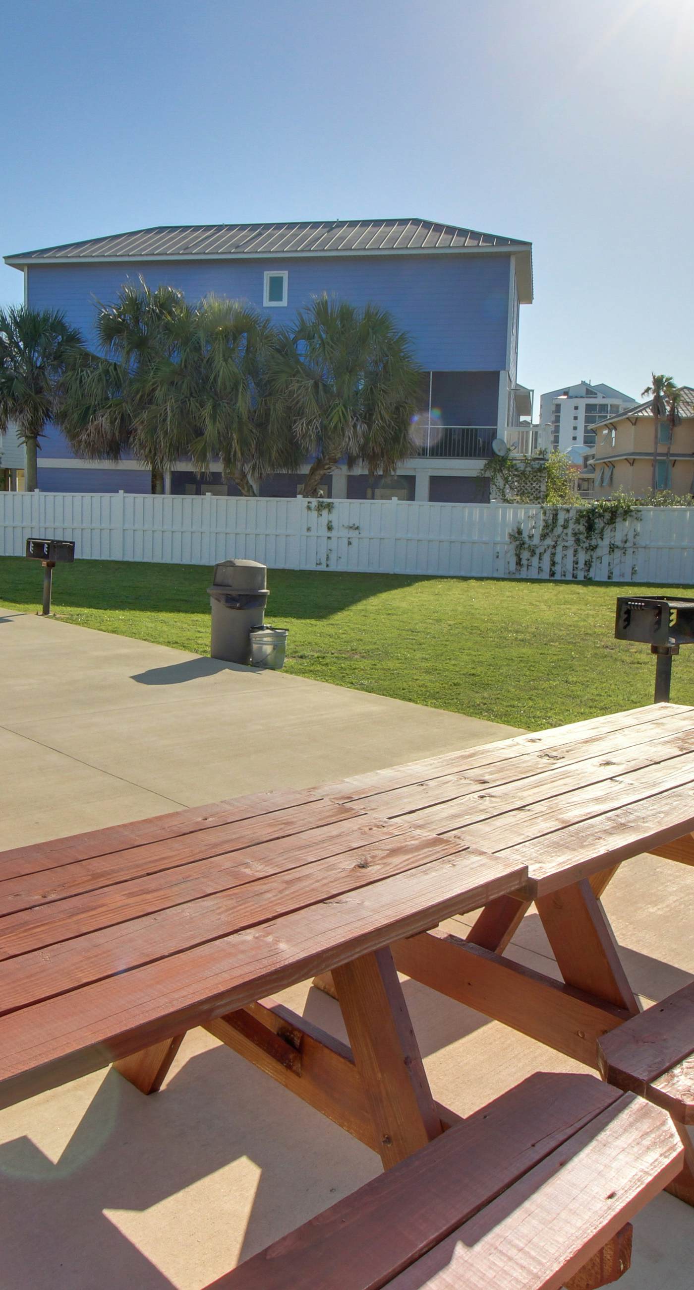 Modern beach condo with pool, hot tub, well-equipped kitchen, balcony, & W&D