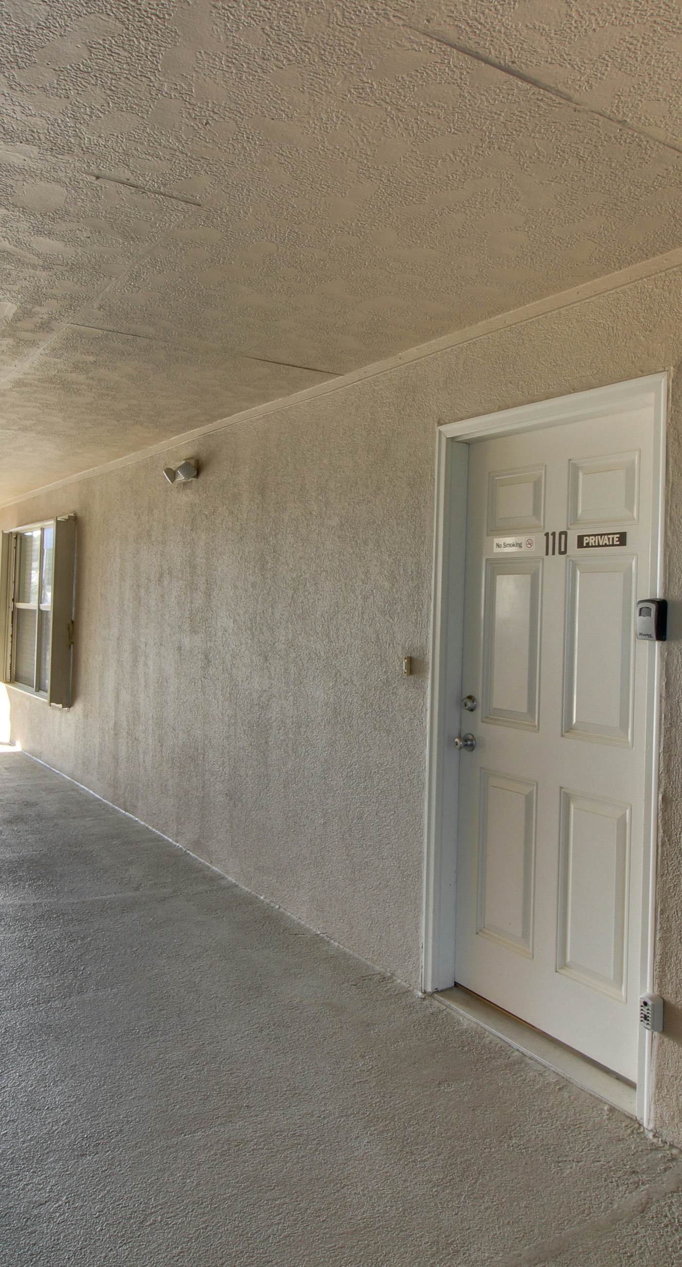 Modern beach condo with pool, hot tub, well-equipped kitchen, balcony, & W&D