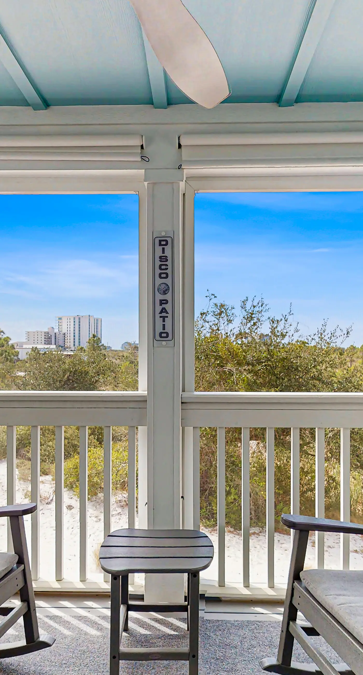 Gorgeous townhouse, plenty of space, lots of games, shared pool, close to beach