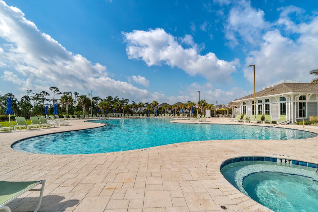 Gorgeous townhouse, plenty of space, lots of games, shared pool, close to beach