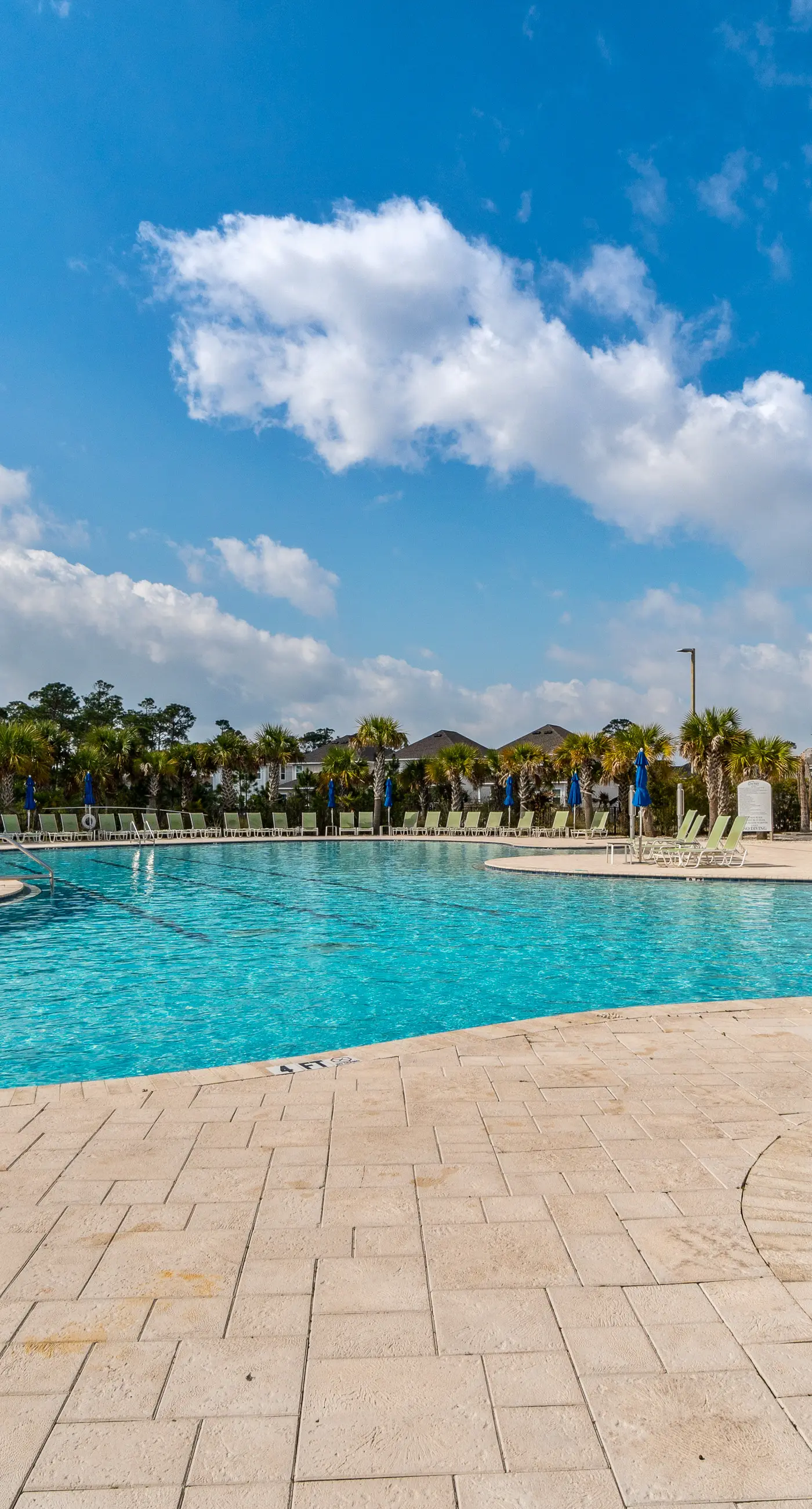 Gorgeous townhouse, plenty of space, lots of games, shared pool, close to beach