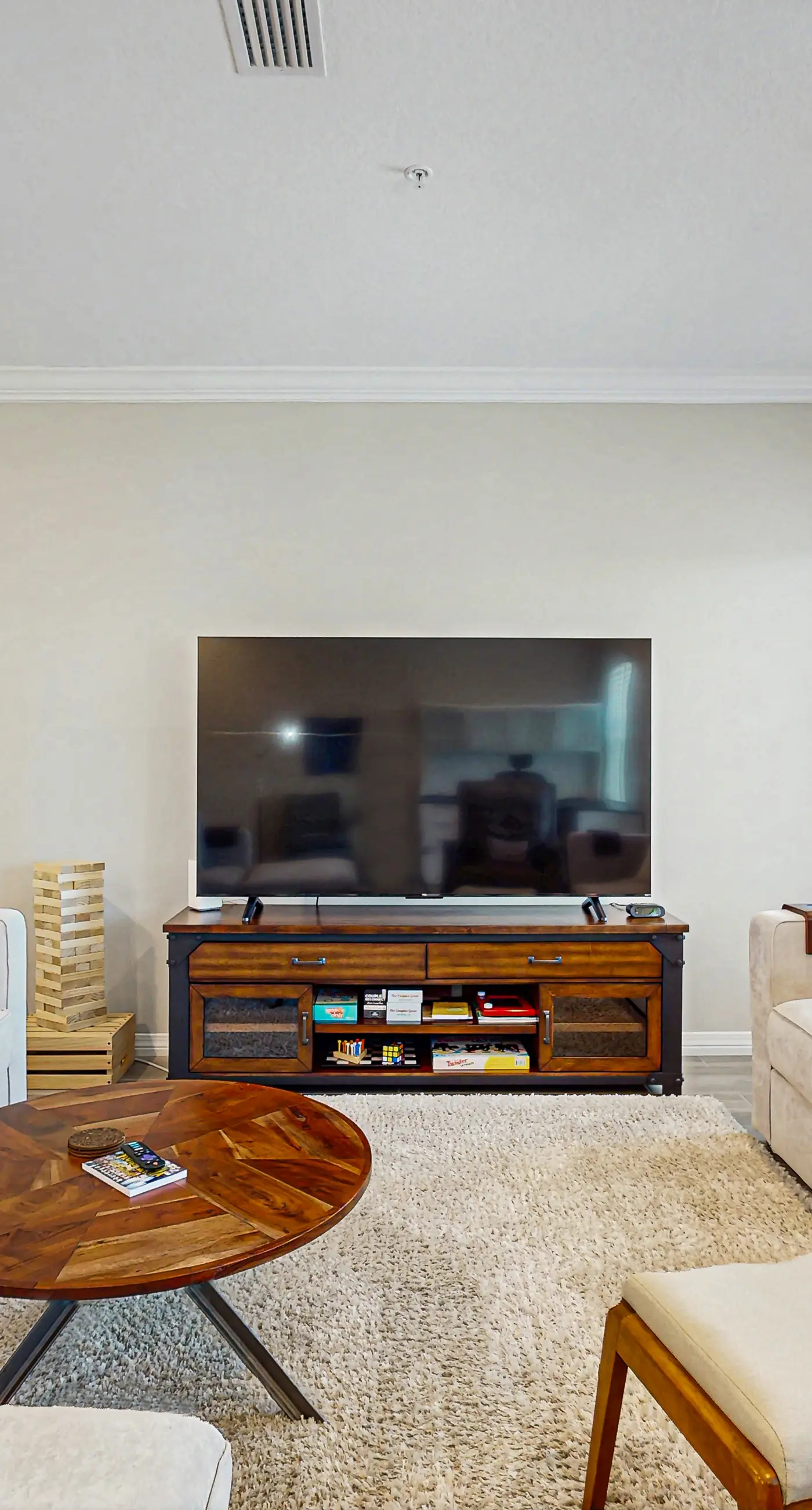 Gorgeous townhouse, plenty of space, lots of games, shared pool, close to beach