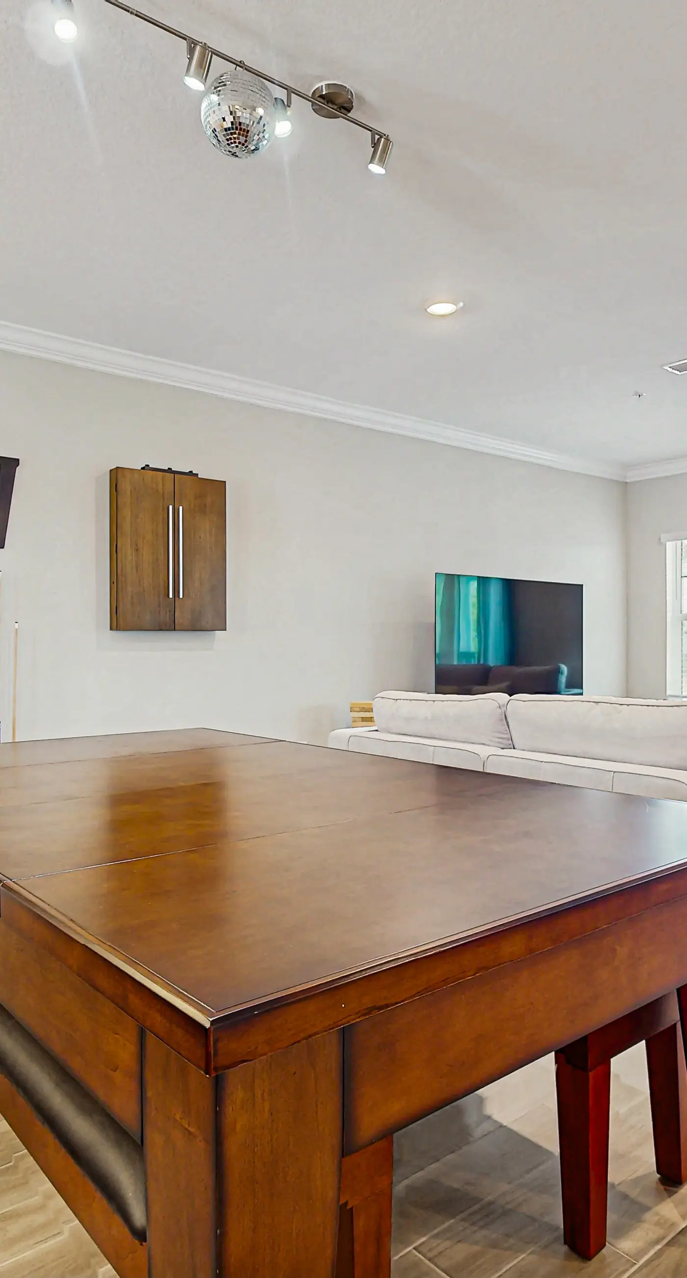 Gorgeous townhouse, plenty of space, lots of games, shared pool, close to beach