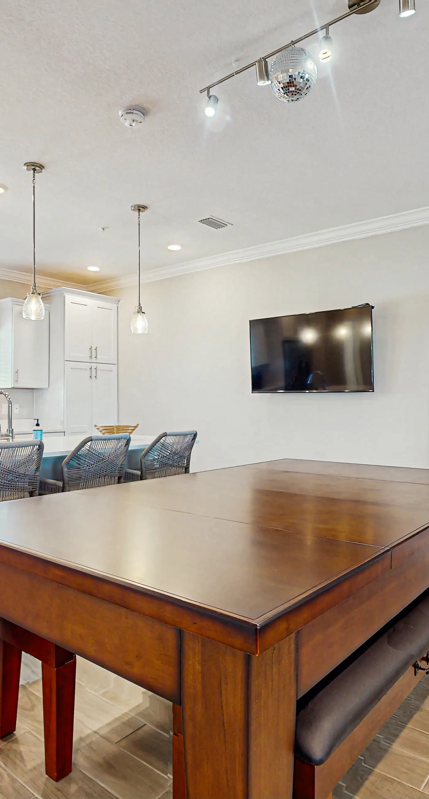 Gorgeous townhouse, plenty of space, lots of games, shared pool, close to beach