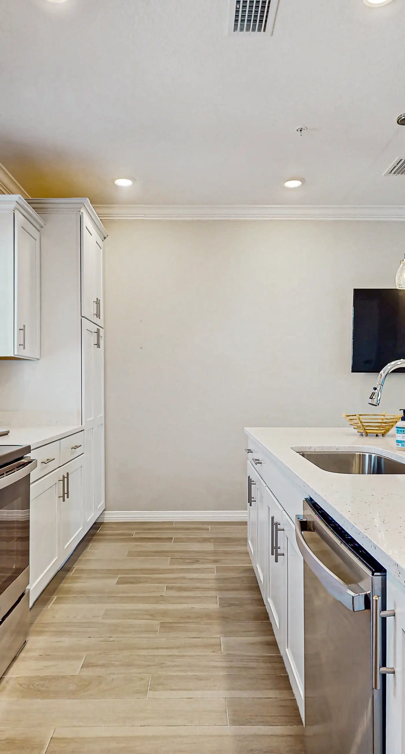 Gorgeous townhouse, plenty of space, lots of games, shared pool, close to beach