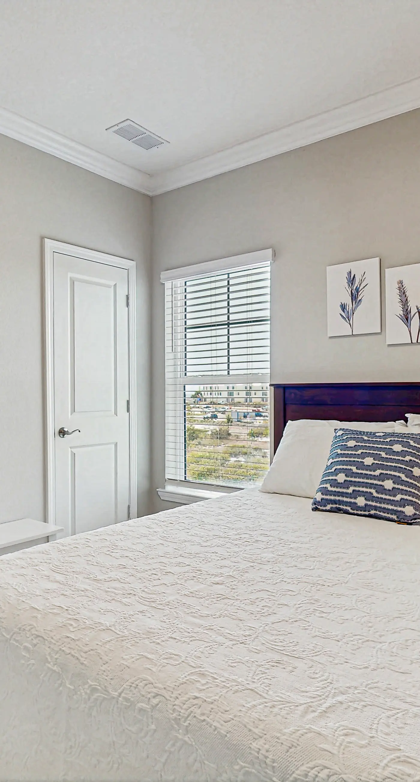 Gorgeous townhouse, plenty of space, lots of games, shared pool, close to beach