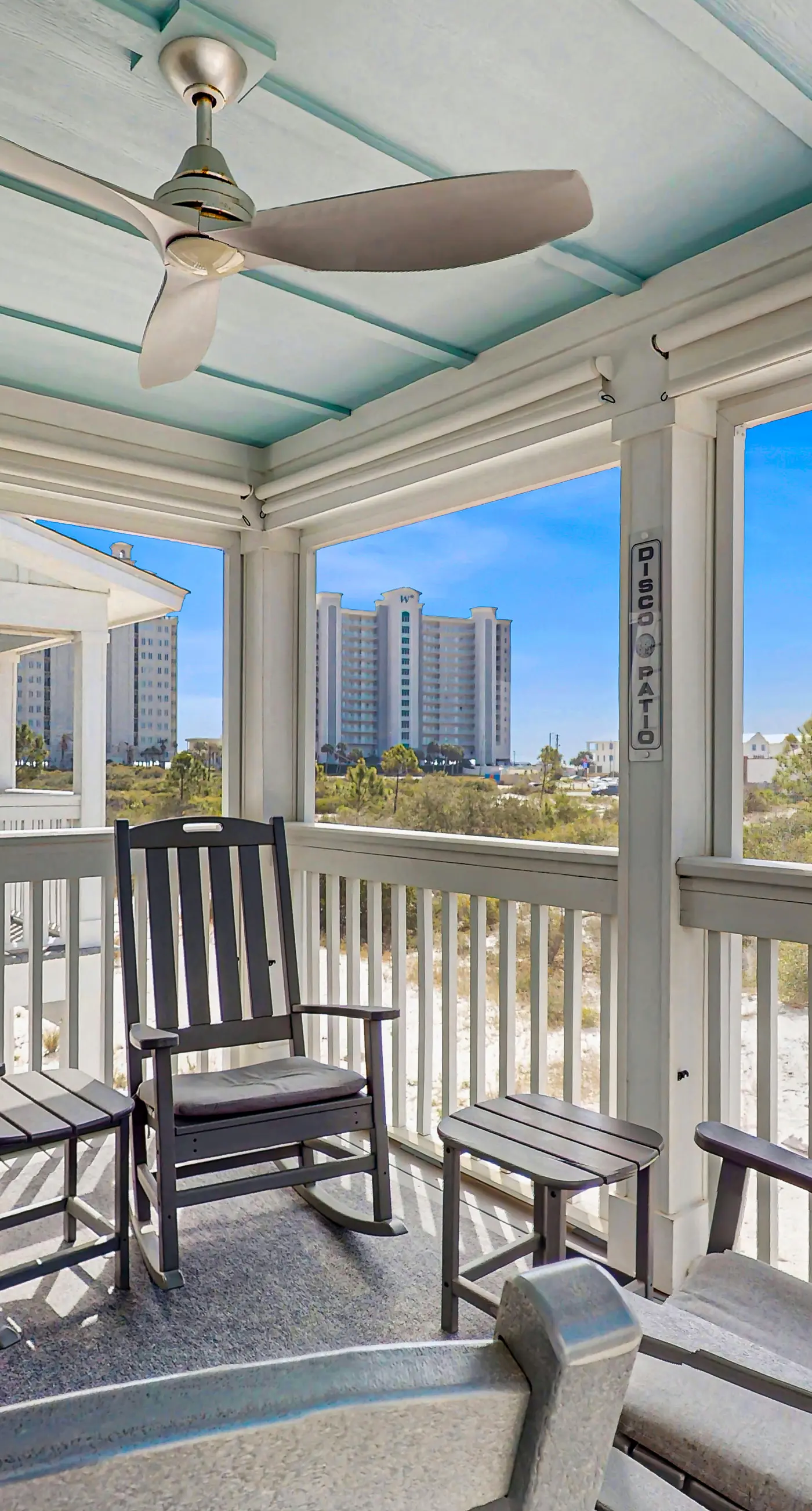 Gorgeous townhouse, plenty of space, lots of games, shared pool, close to beach