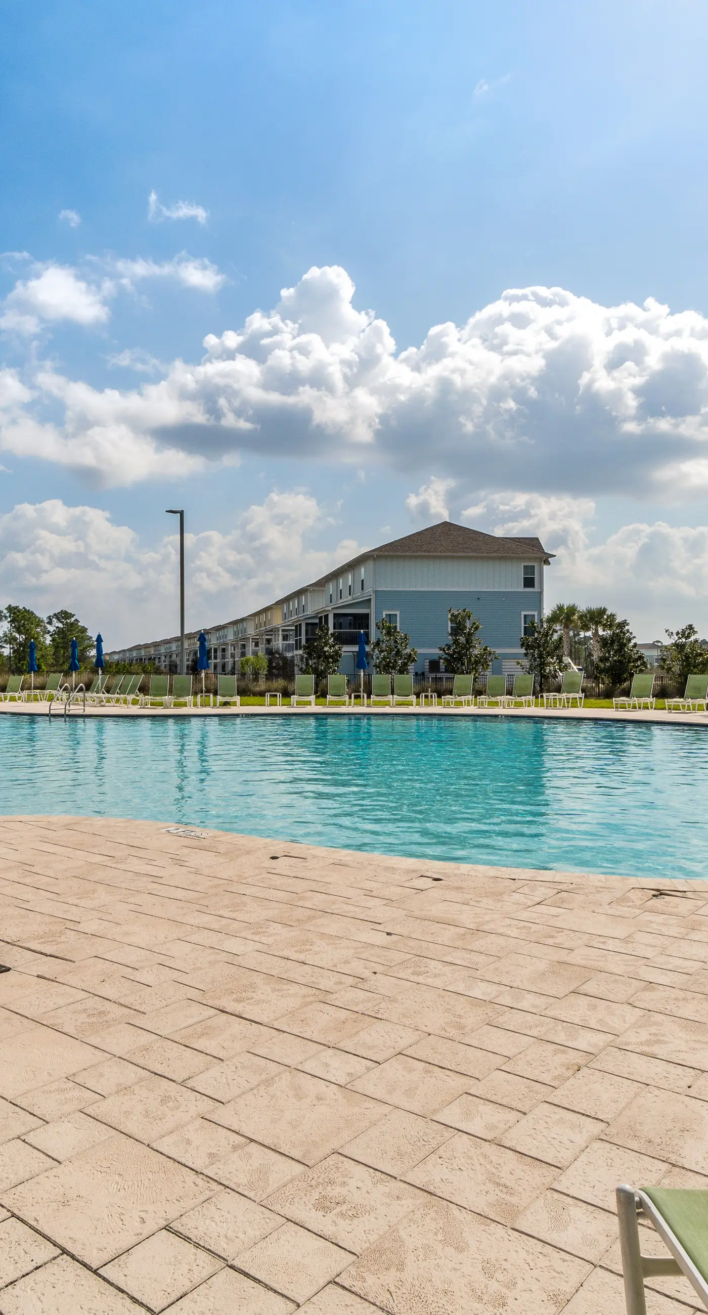 Gorgeous townhouse, plenty of space, lots of games, shared pool, close to beach