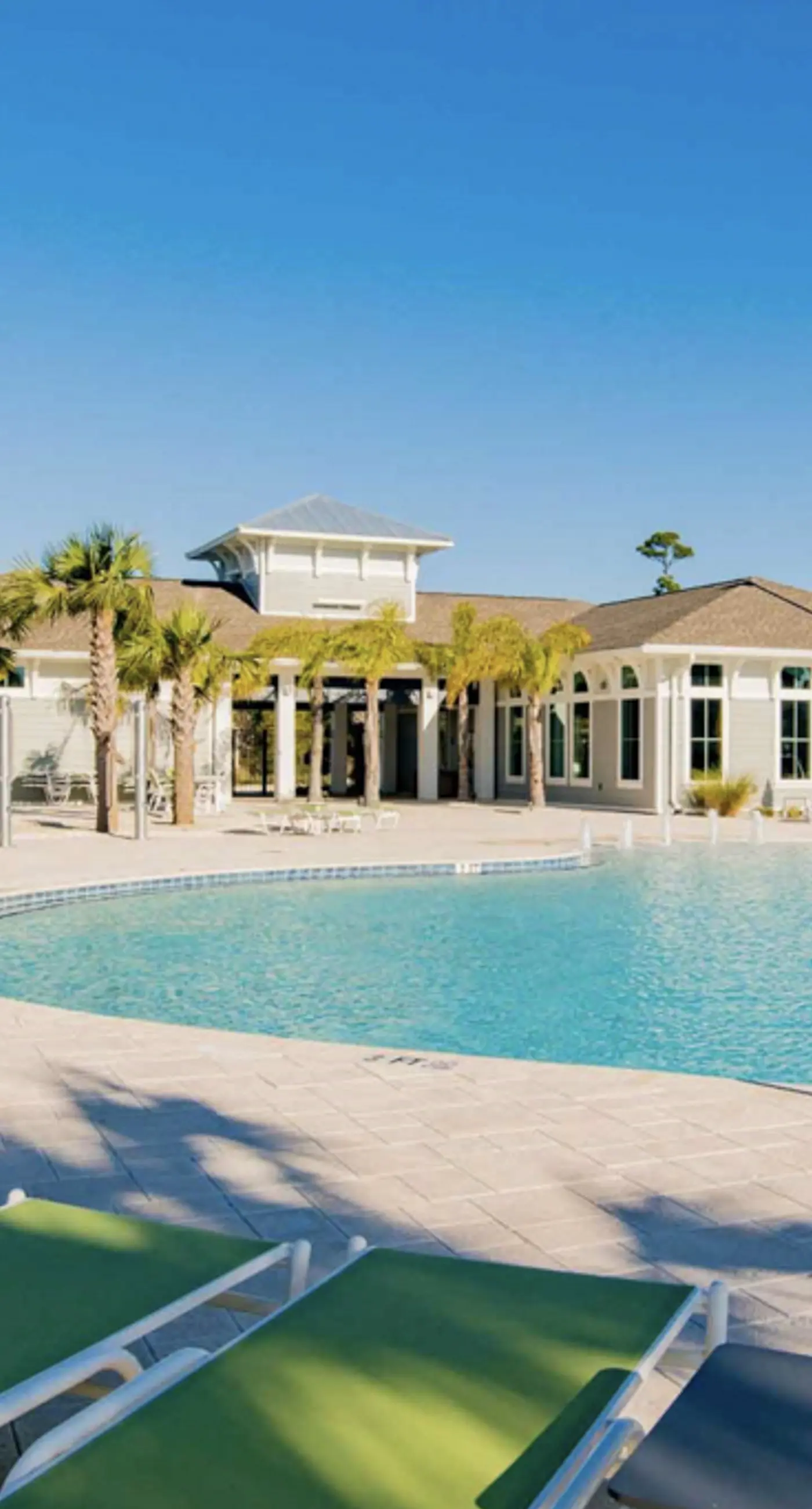 Gorgeous townhouse, plenty of space, lots of games, shared pool, close to beach