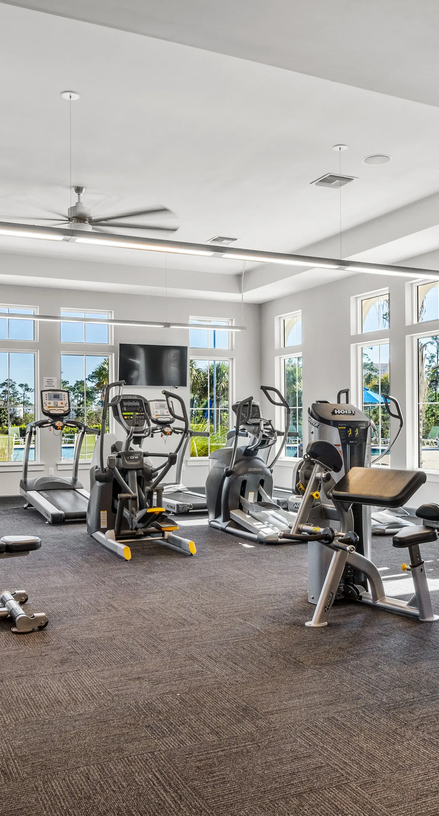 Gorgeous townhouse, plenty of space, lots of games, shared pool, close to beach