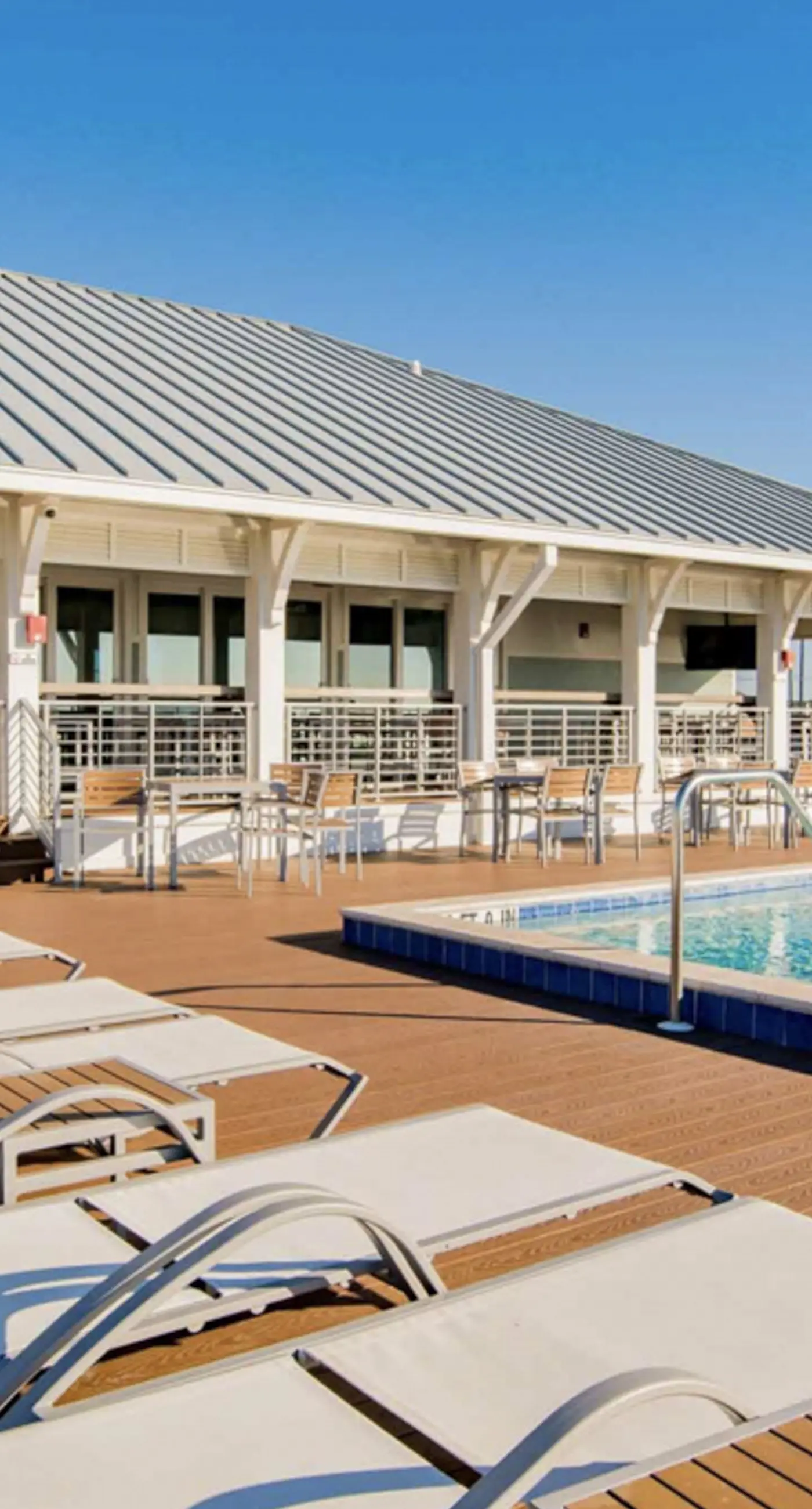 Gorgeous townhouse, plenty of space, lots of games, shared pool, close to beach