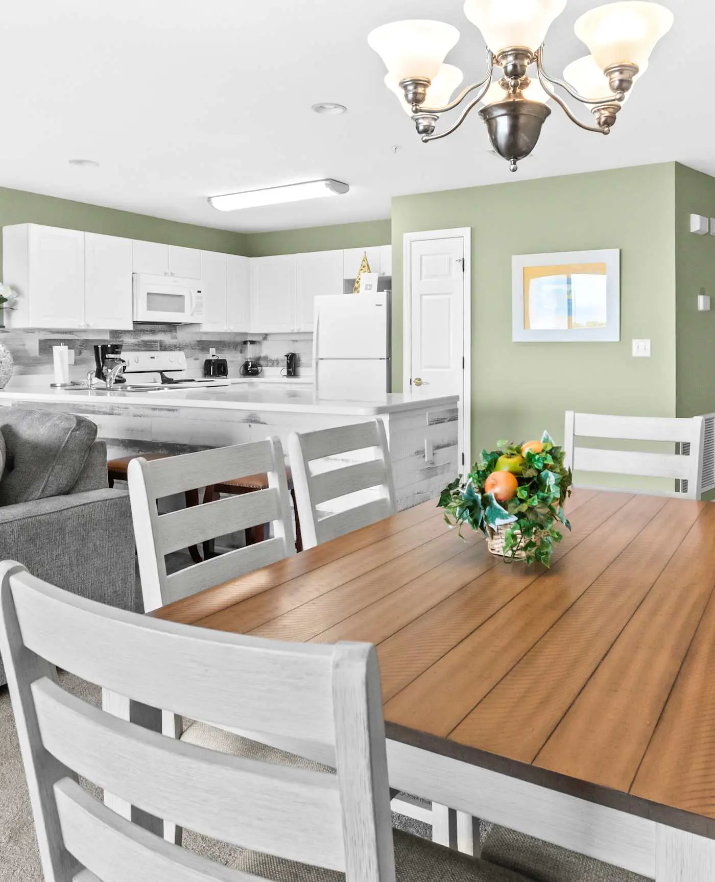 Fourth-floor, ocean-view condo with pool, high-speed WiFi, beach access & W&D