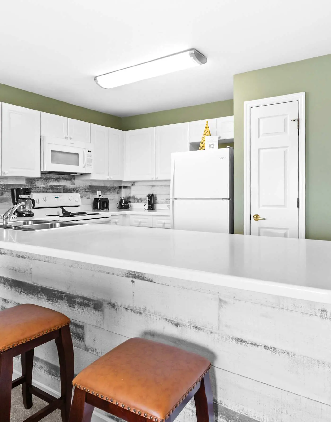 Fourth-floor, ocean-view condo with pool, high-speed WiFi, beach access & W&D