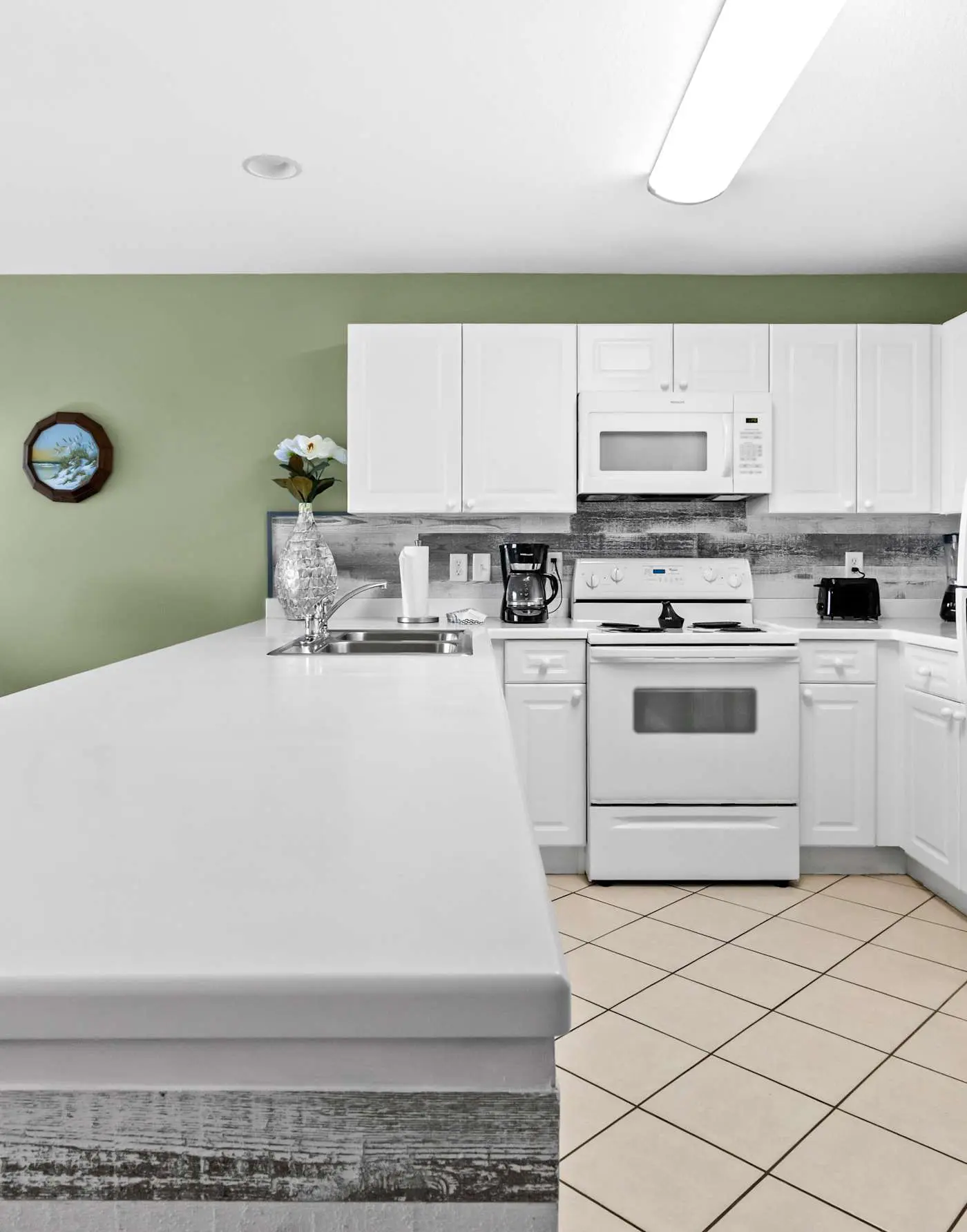 Fourth-floor, ocean-view condo with pool, high-speed WiFi, beach access & W&D