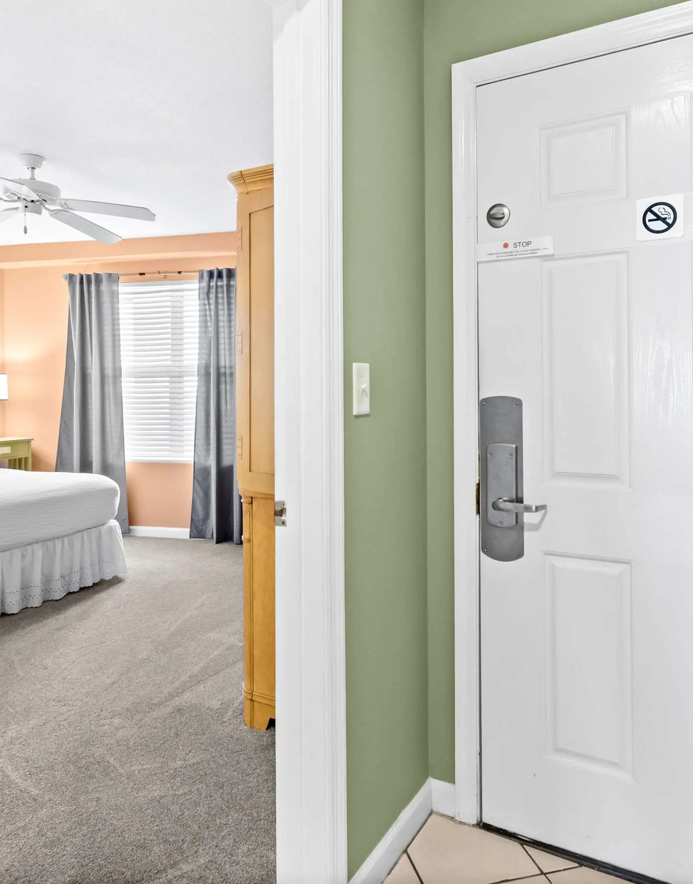 Fourth-floor, ocean-view condo with pool, high-speed WiFi, beach access & W&D