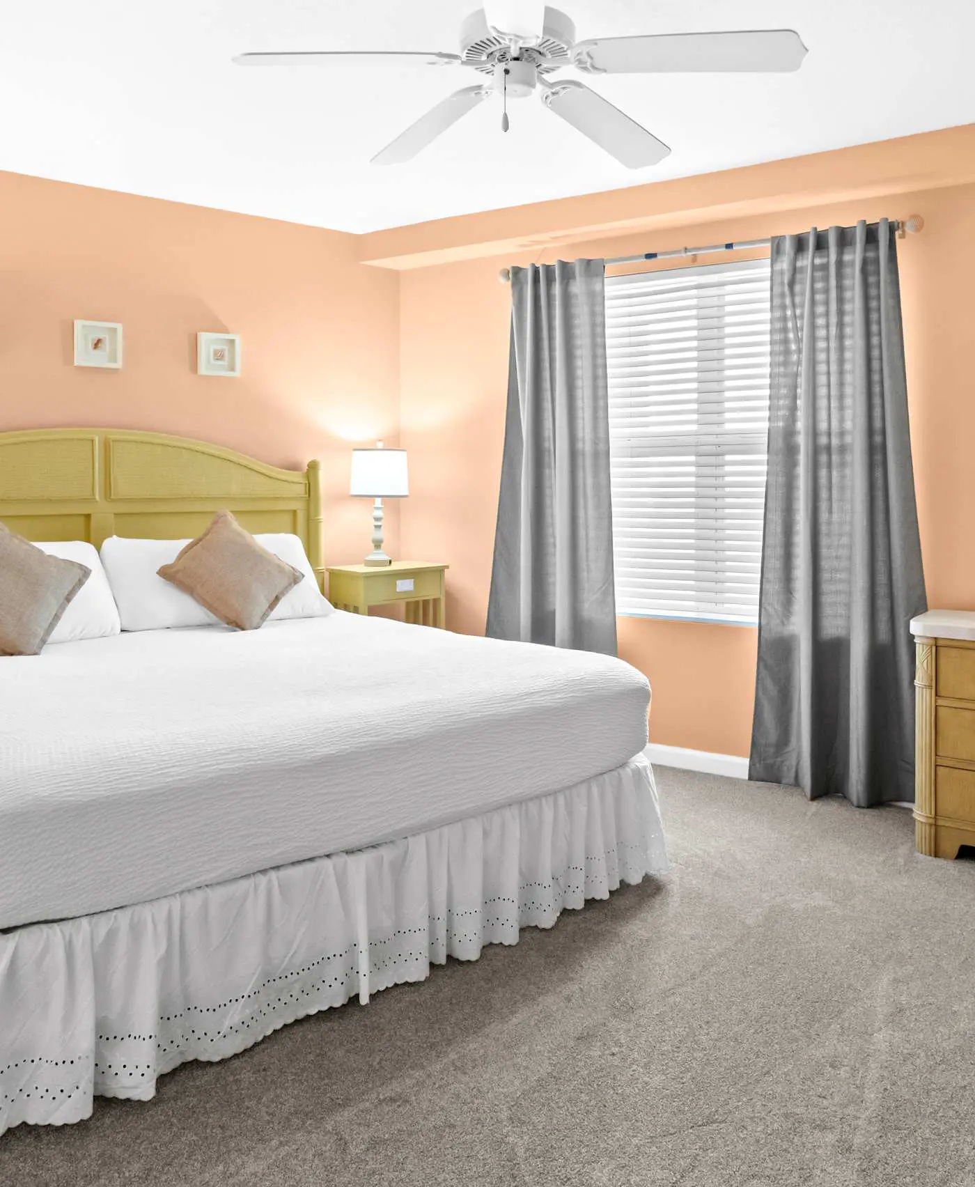 Fourth-floor, ocean-view condo with pool, high-speed WiFi, beach access & W&D