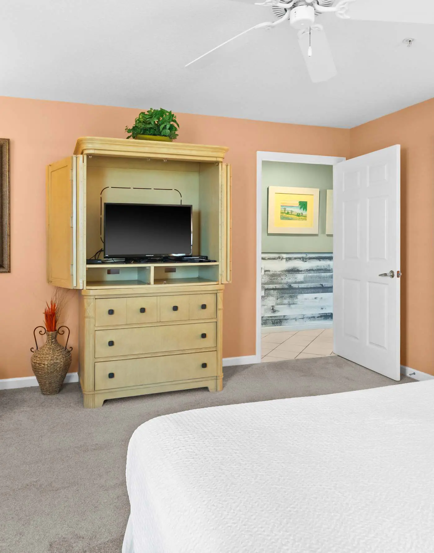 Fourth-floor, ocean-view condo with pool, high-speed WiFi, beach access & W&D