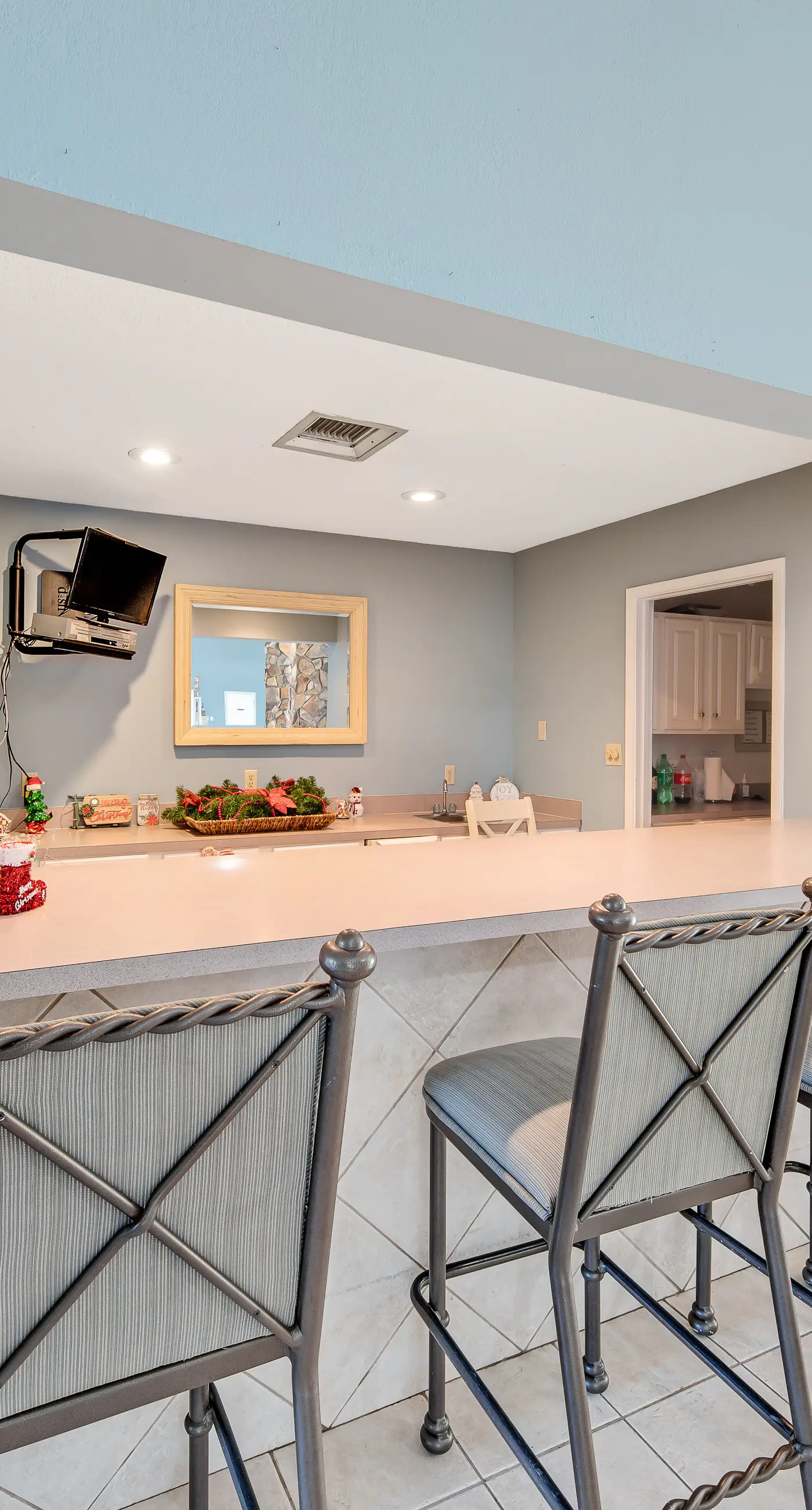 Ground floor oceanfront beachy condo with furnished patio, outdoor pool, gym
