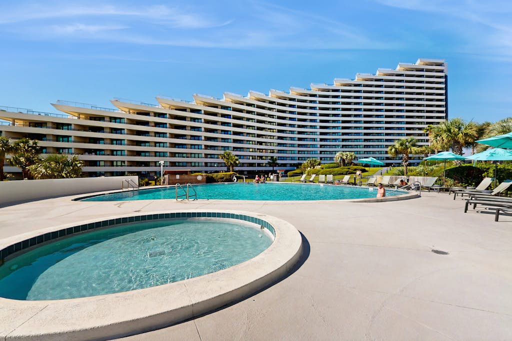 Gulf-view resort condo with pools, hot tubs, balcony, WiFi, W&D, & AC