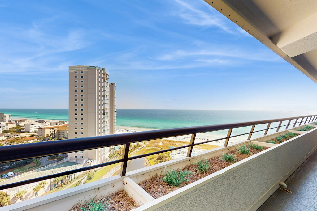 Gulf-view resort condo with pools, hot tubs, balcony, WiFi, W&D, & AC