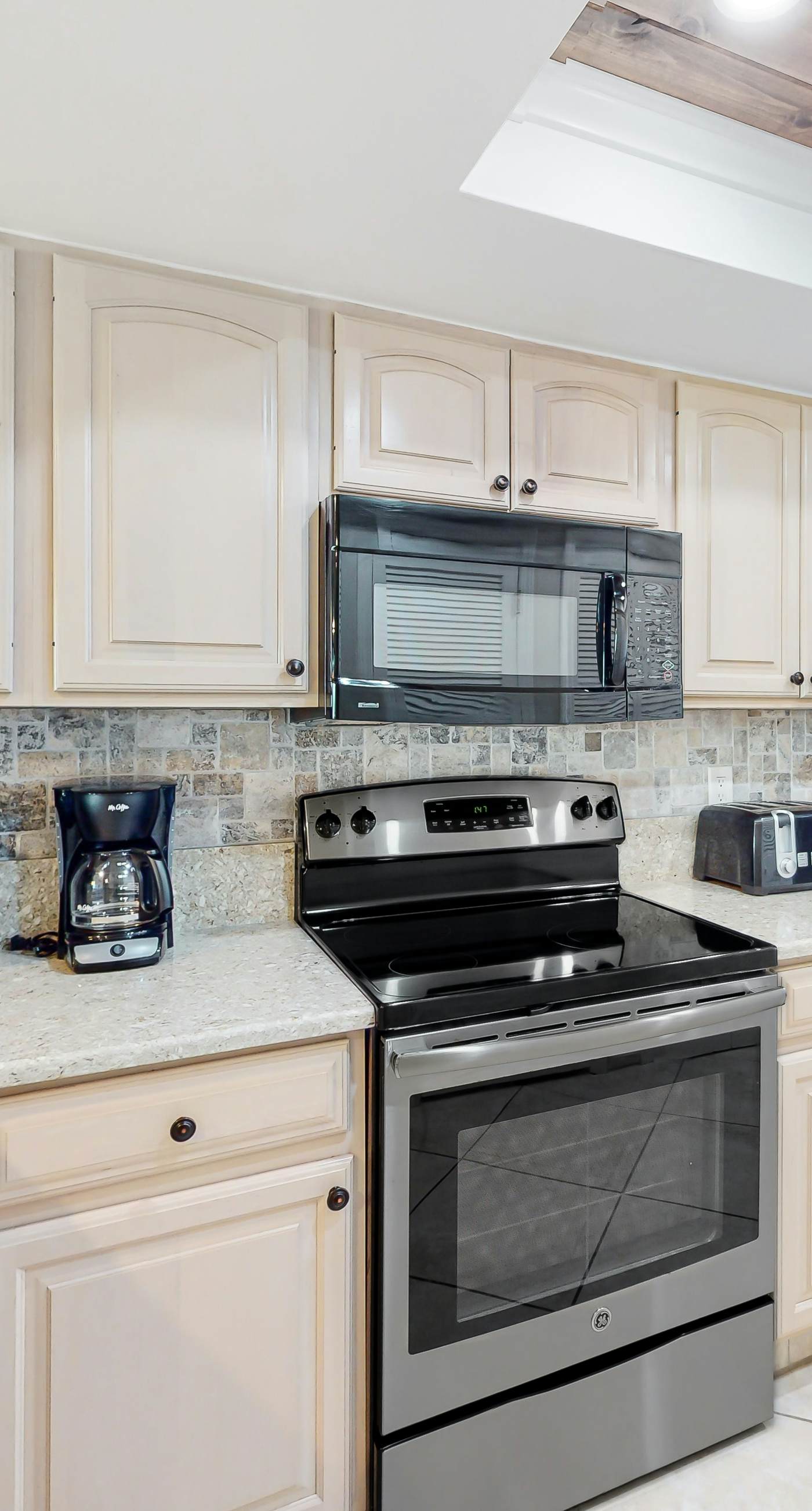 Oceanfront gem with pool, gym, hot tub, AC, W&D & beach-view balcony