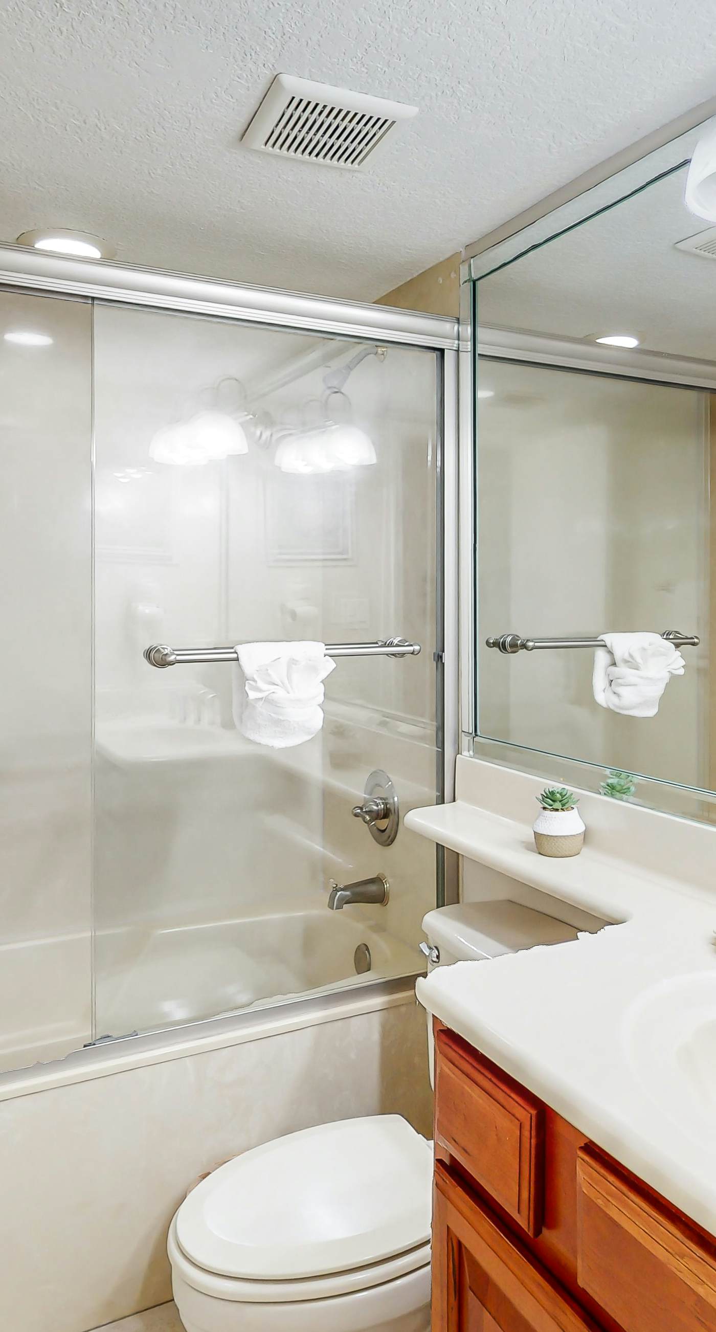 Oceanfront gem with pool, gym, hot tub, AC, W&D & beach-view balcony