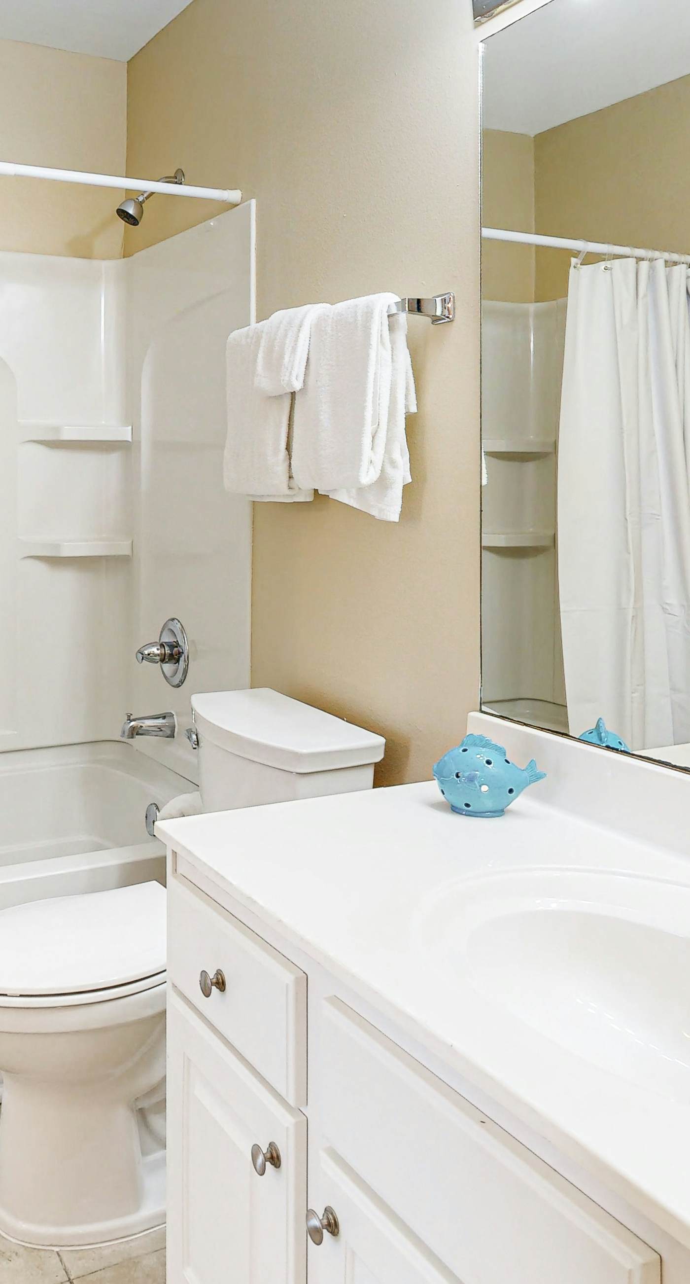 Sunny condo with pool, hot tub, pool views, balcony, & AC