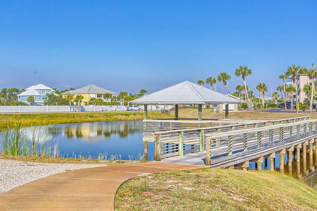 Sunny condo with pool, hot tub, pool views, balcony, & AC