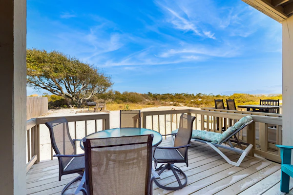 Adorable condo across from the Gulf with central AC, deck, pool & grill