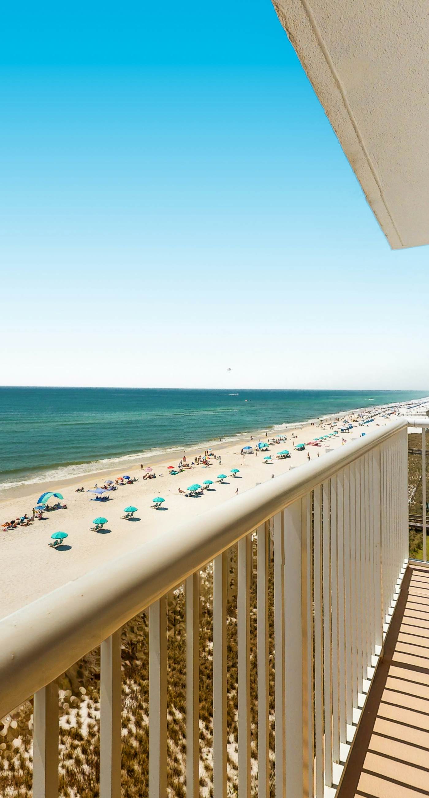 Gorgeous Oceanfront condo with washer/dryer, Gulf-front balcony & pool/hot tub