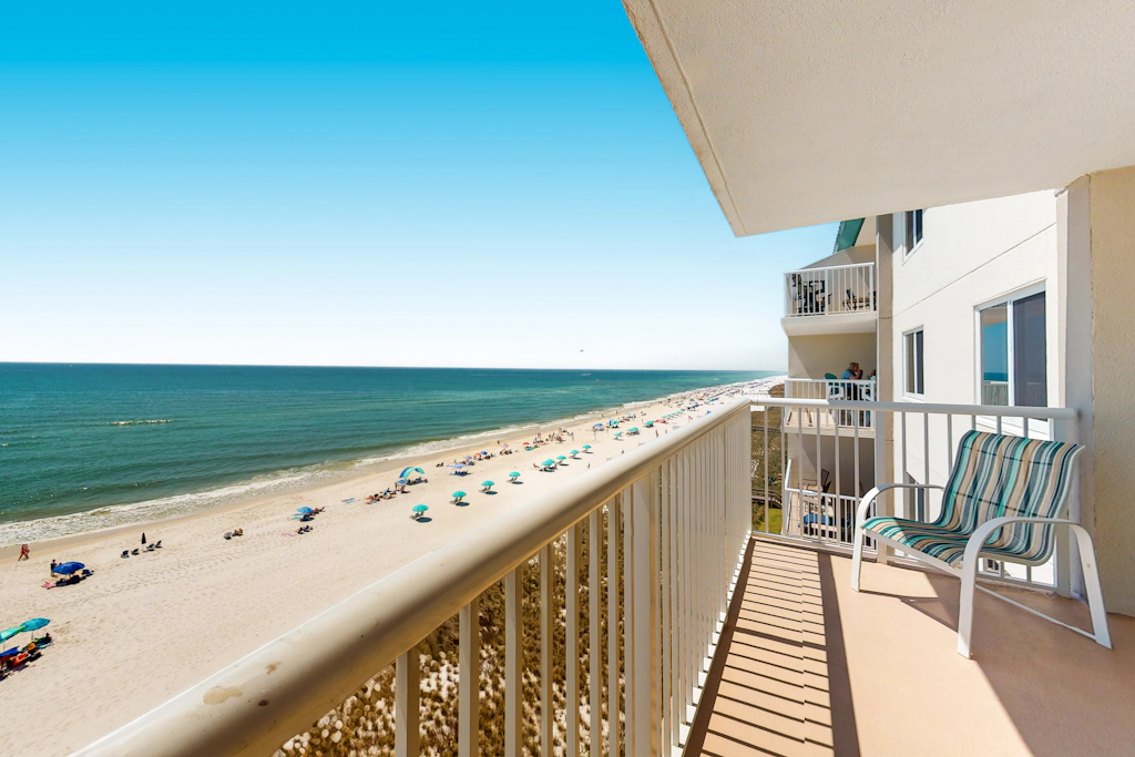 Gorgeous Oceanfront condo with washer/dryer, Gulf-front balcony & pool/hot tub