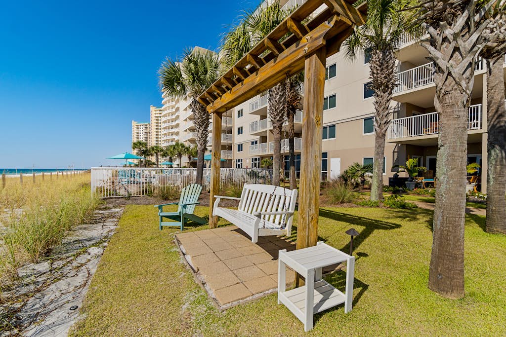 Gorgeous Oceanfront condo with washer/dryer, Gulf-front balcony & pool/hot tub