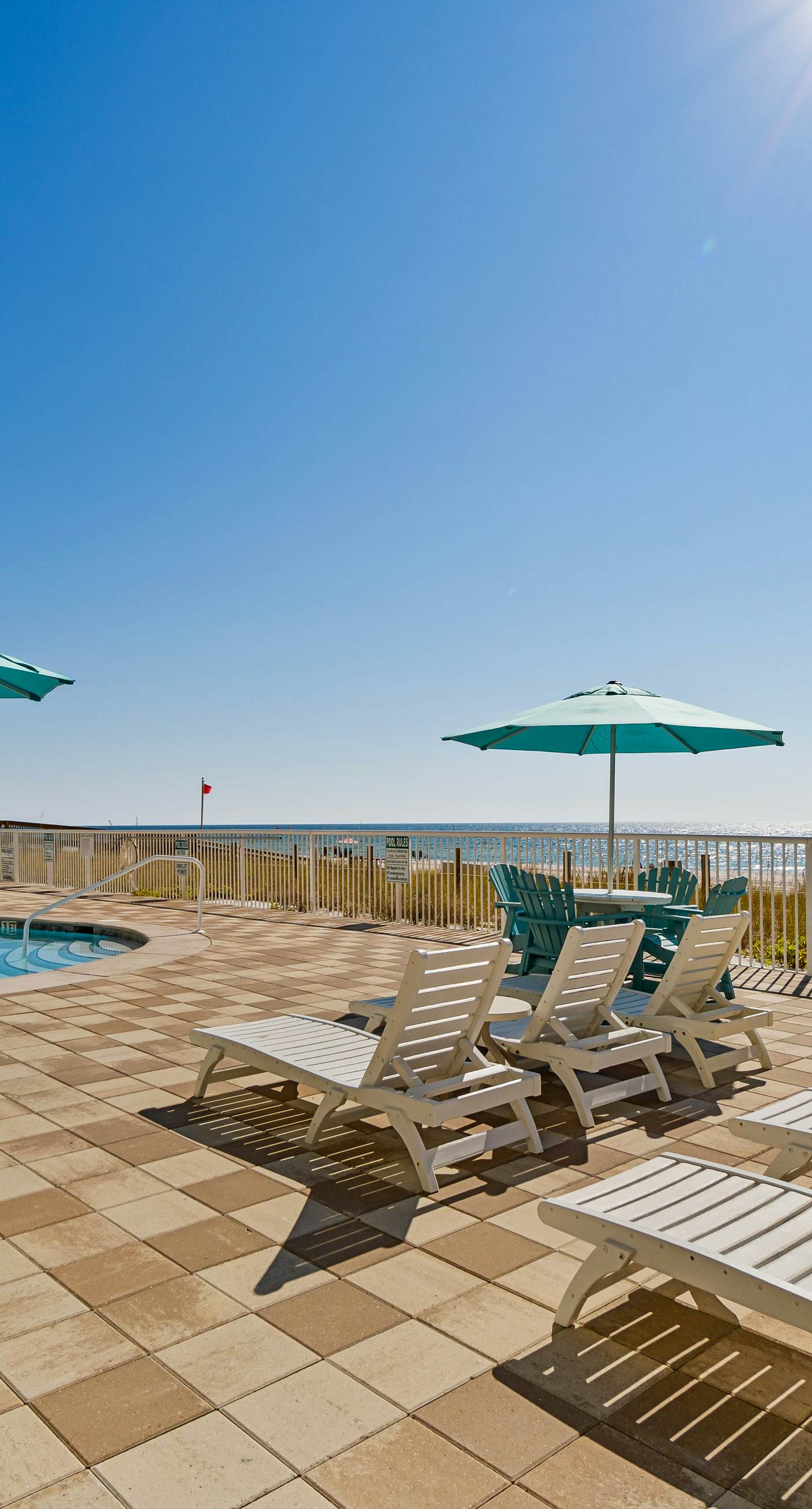 Gorgeous Oceanfront condo with washer/dryer, Gulf-front balcony & pool/hot tub