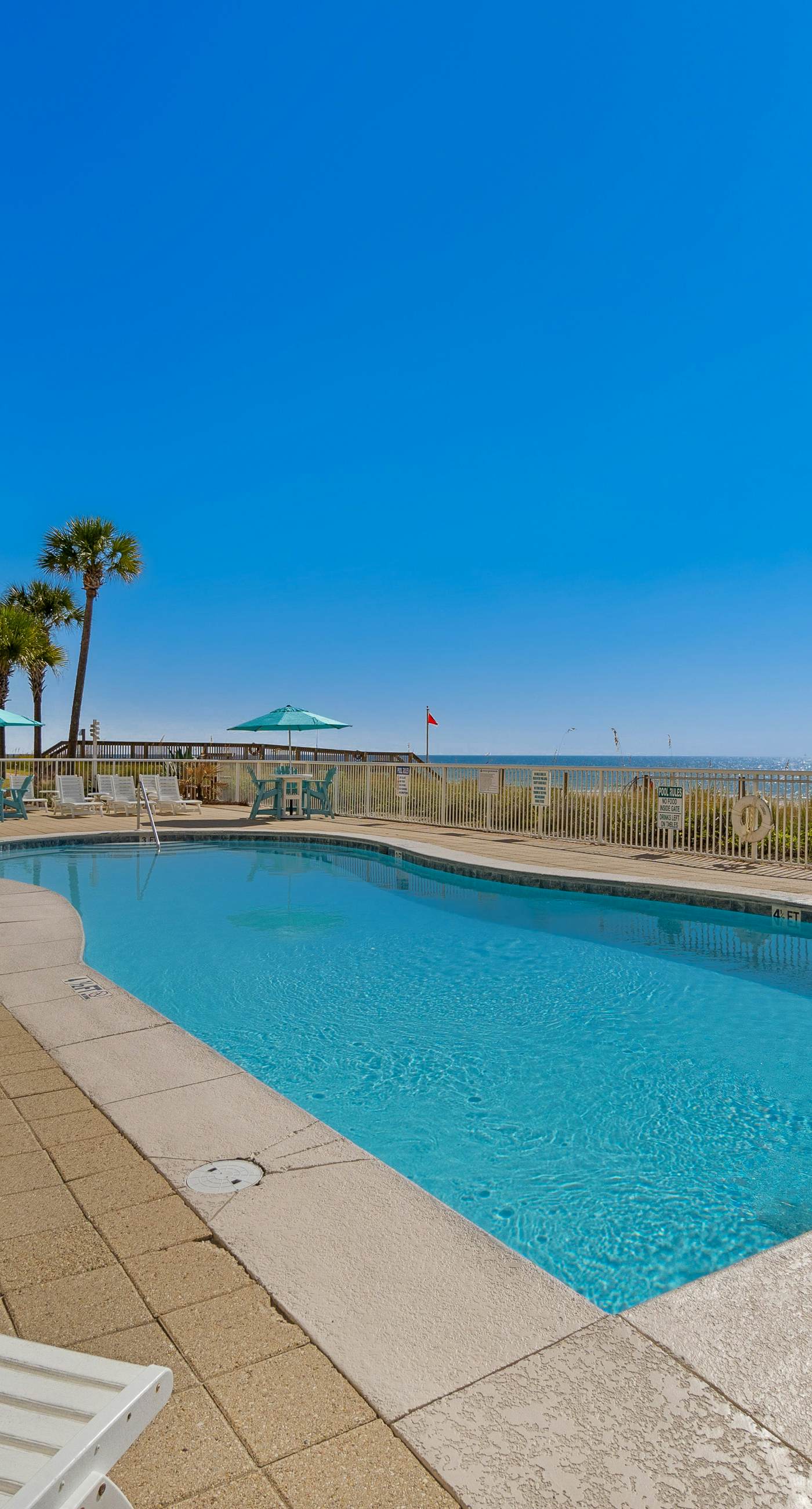 Gorgeous Oceanfront condo with washer/dryer, Gulf-front balcony & pool/hot tub