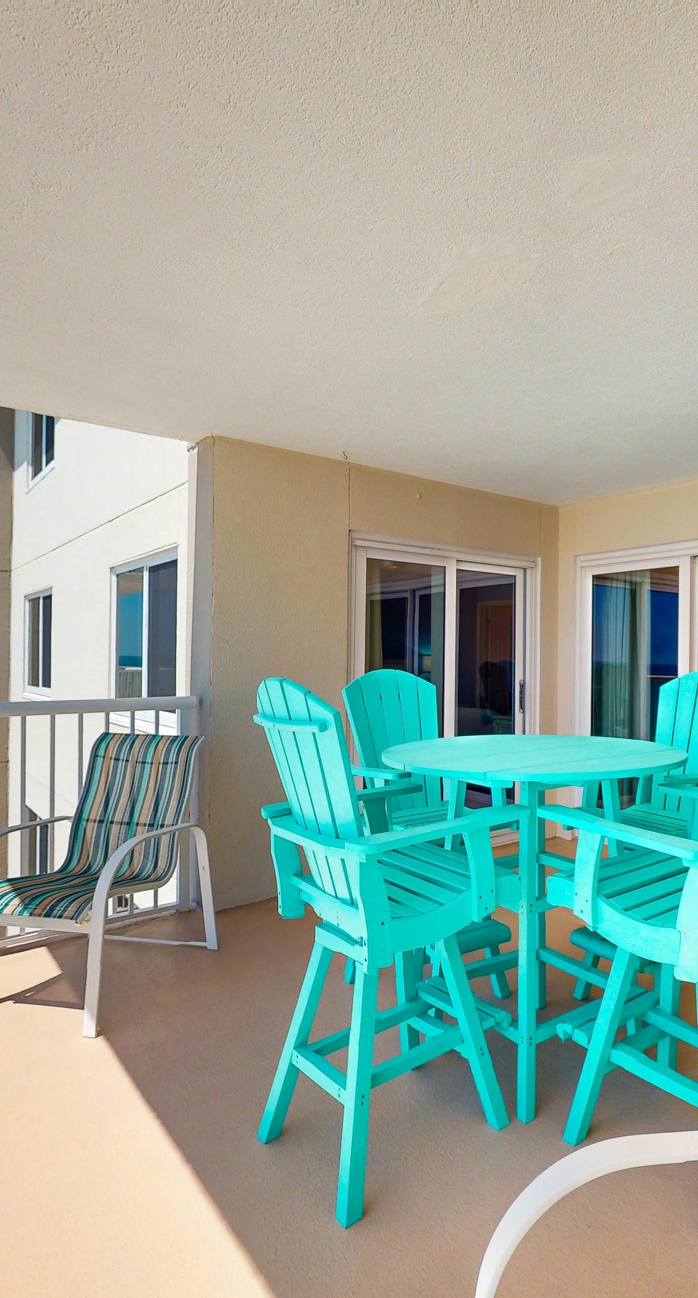 Gorgeous Oceanfront condo with washer/dryer, Gulf-front balcony & pool/hot tub